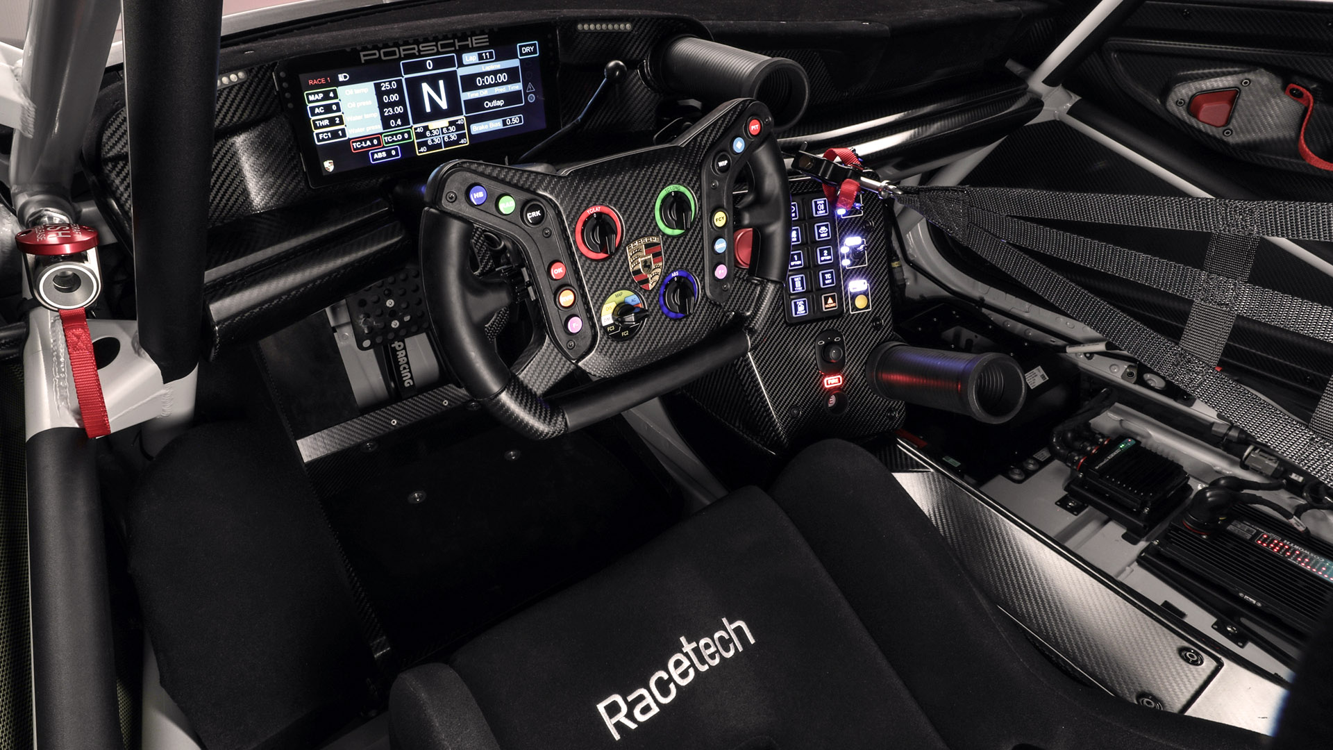 Eine geräumigere Kabine zum Ein- und Aussteigen sowie Sitz- und Pedallängenanpassungen sind Teil der Verbesserungen für GT-Rennen, bei denen mehr als ein Fahrer ein Auto fährt.