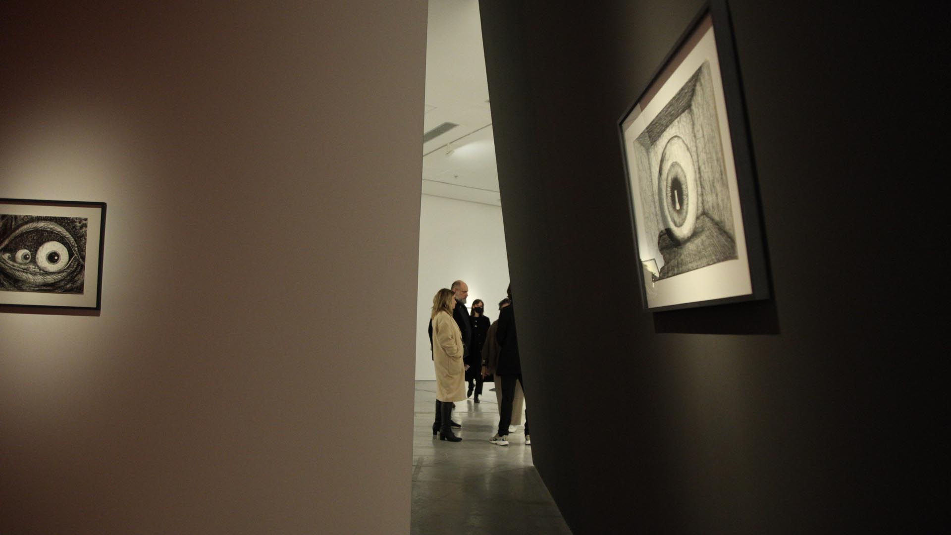 Varias salas de diferentes tamaños y formas -con diversas iluminaciones y diagonales- conducen el laberíntico recorrido por la exposición (Guid Limardo)