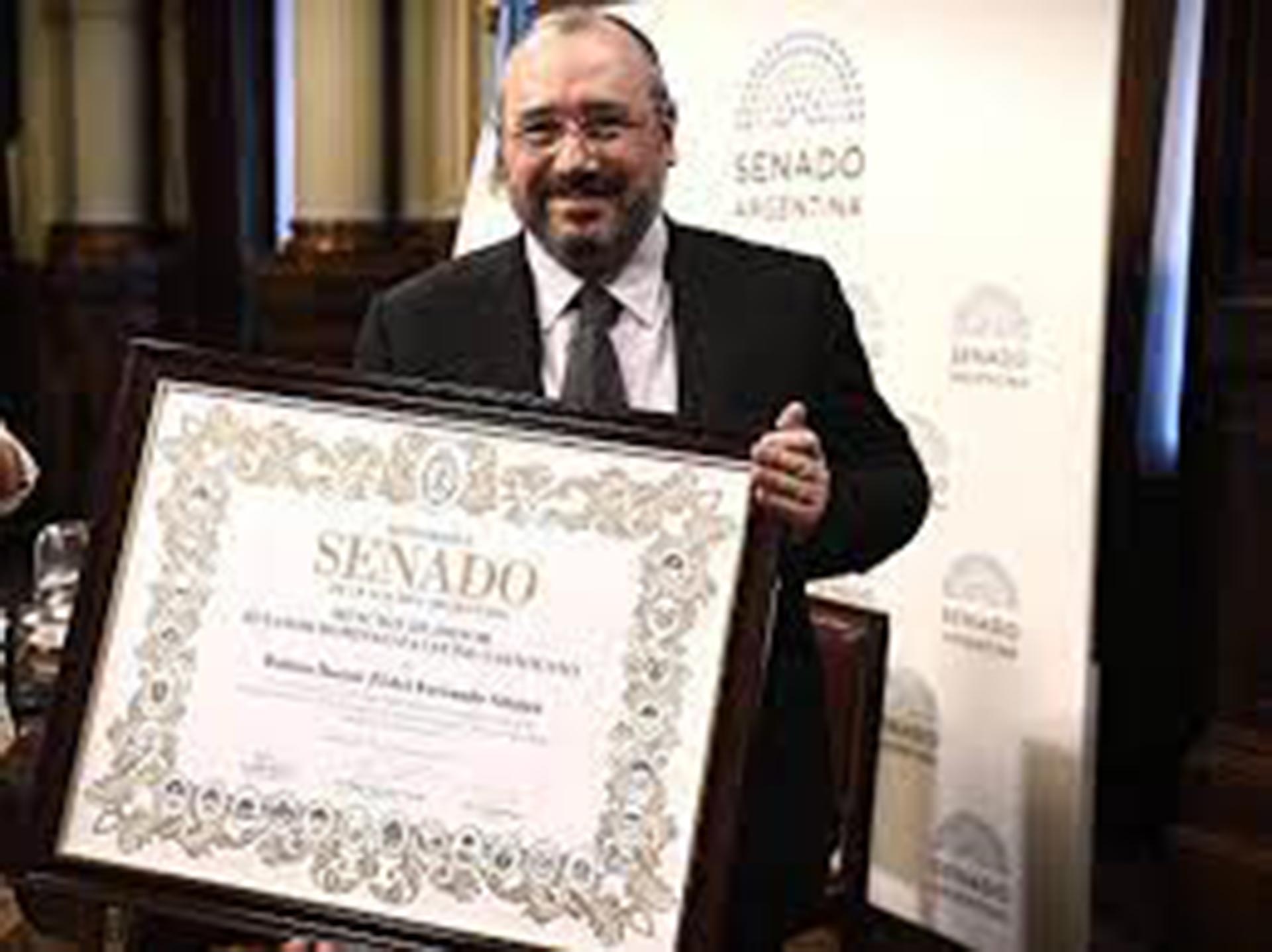 El doctor Fishel Szlajen también fue el primer rabino en ser premiado con la máxima distinción que otorga el Senado Nacional, la Mención de Honor Senador Domingo F. Sarmiento