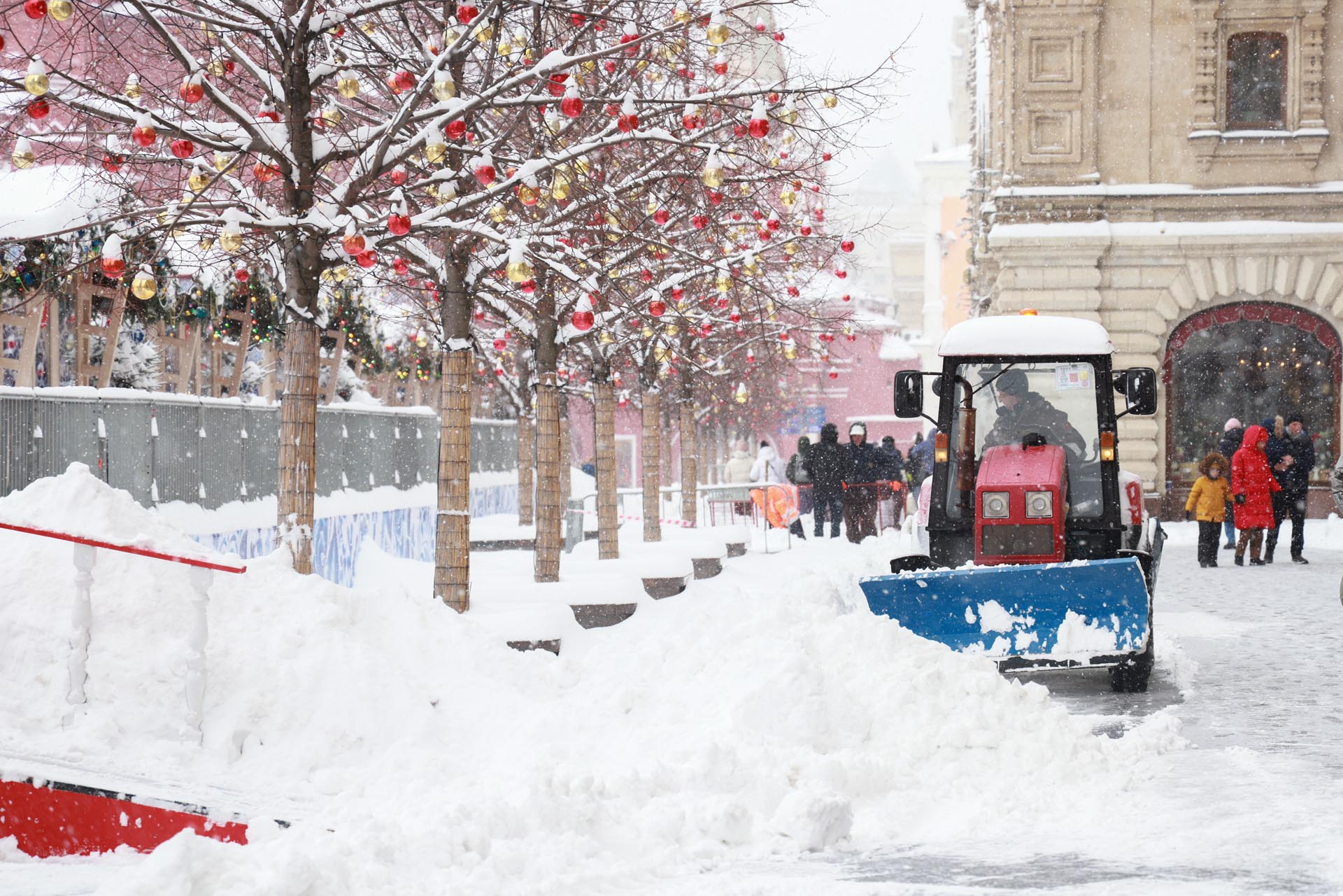 Una máquina sacando nieve de las calles rusas