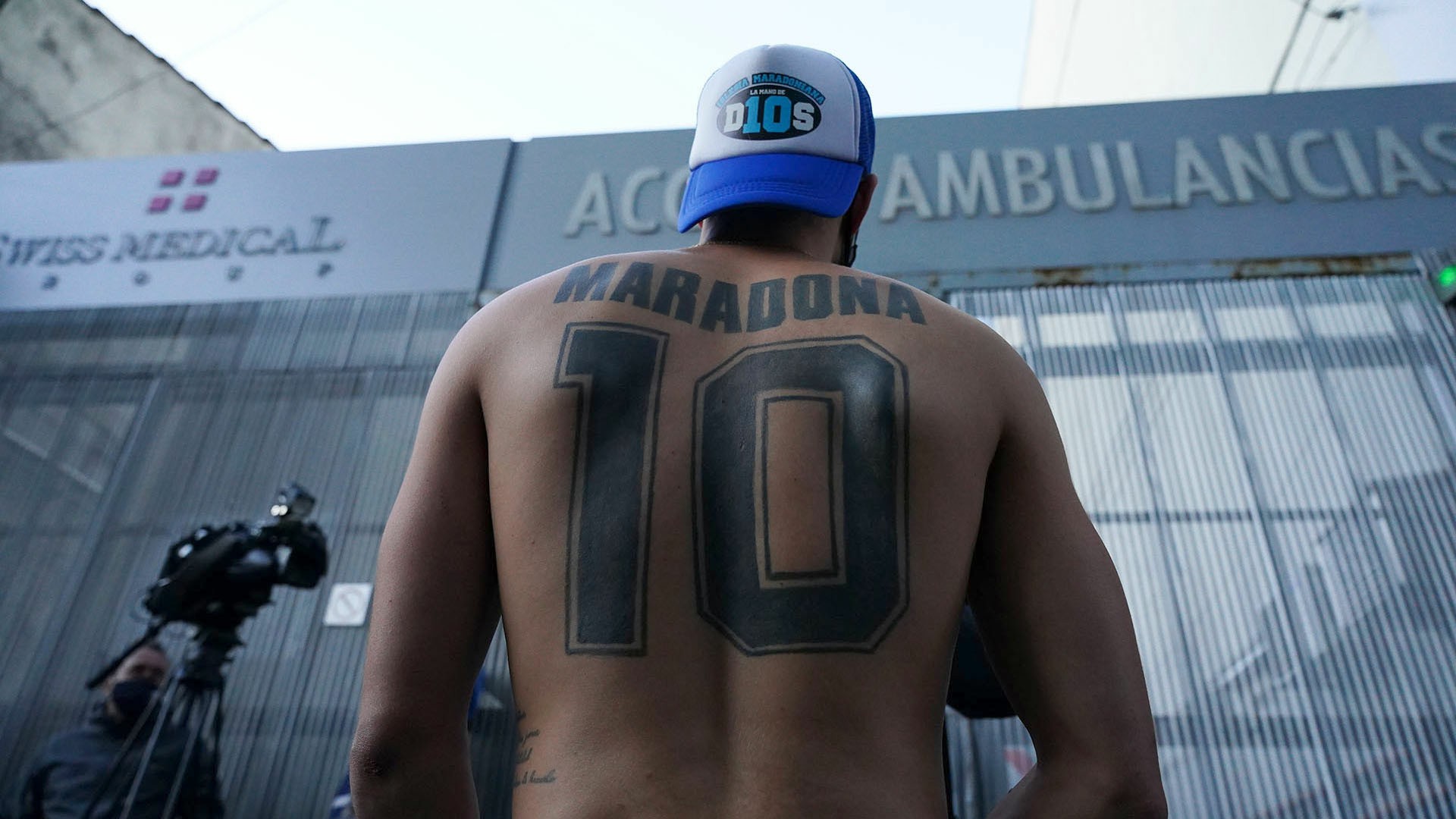 Impactante tatuaje de uno de los hinchas que se acercaron para acompañar al Diez