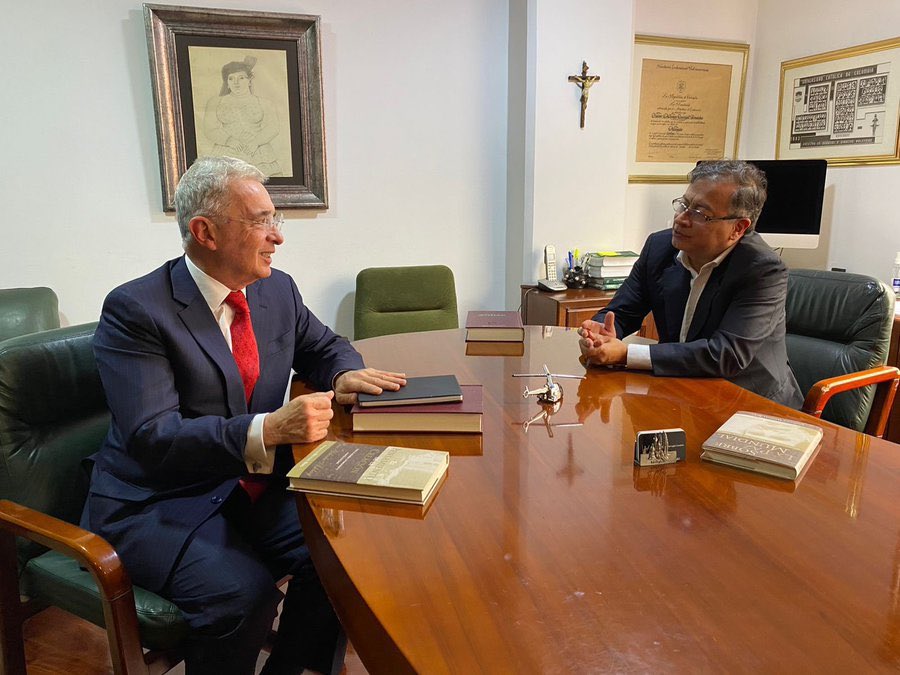 Álvaro Uribe y Gustavo Petro se reunieron este miércoles en el norte de Bogotá. 