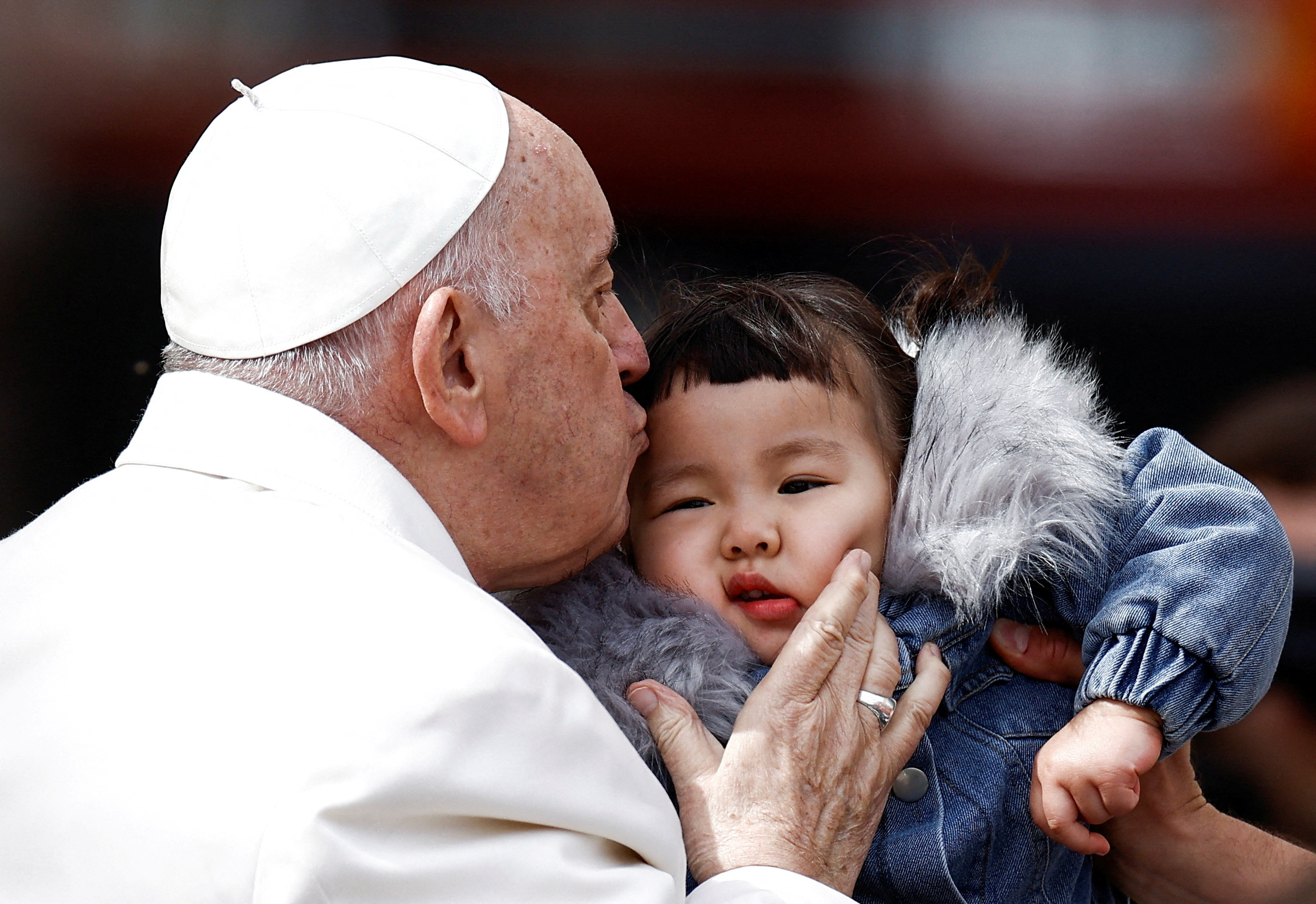 El papa besa a un niño durante la audiencia general de este miércoles (REUTERS/Guglielmo Mangiapane)  