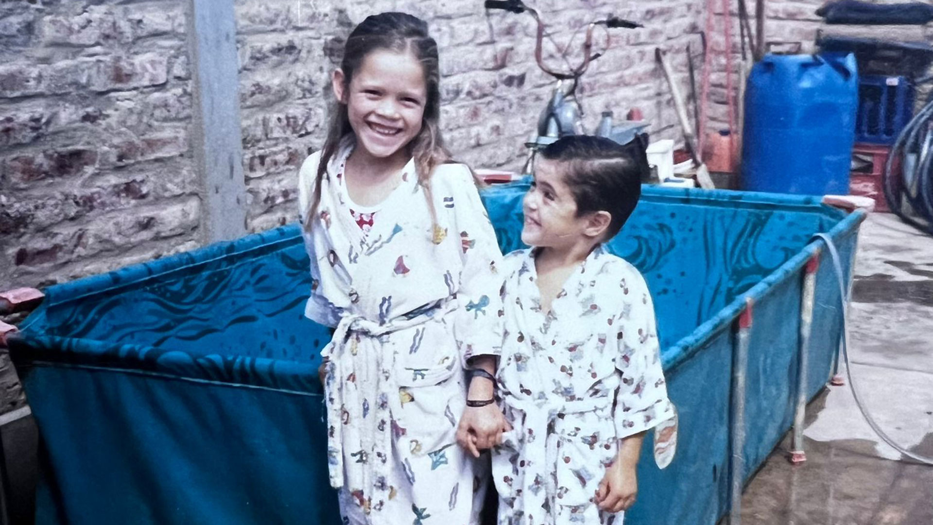En la casa de su niñez en Bahía Blanca, Nico con su hermana Celeste, dos años mayor que él, a quien adora