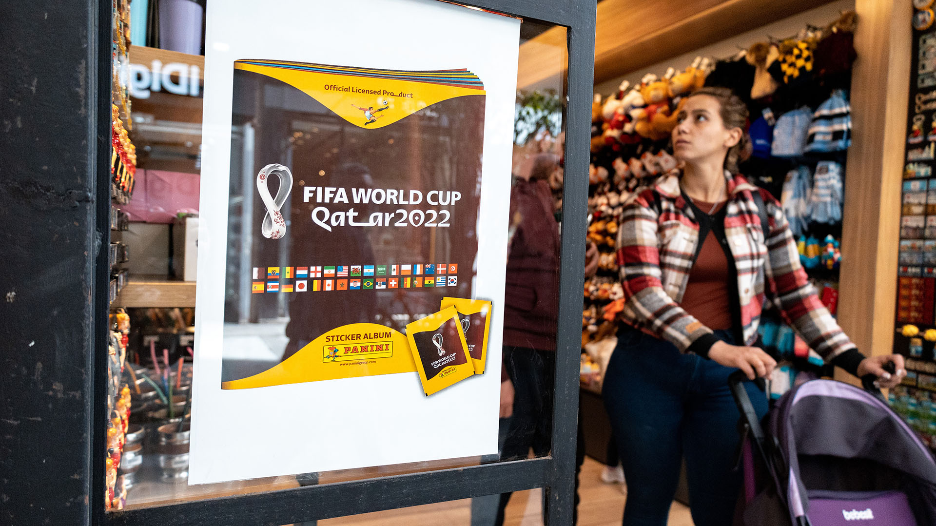 Ante la ola de memes, grupos de reventa, ofertas por Mercado Libre y grupos en redes sociales para debatir temas e intercambiar jugadores del álbum de figuritas Qatar 2022, se analizó con especialistas el coleccionismo como práctica cultural moderna y el fetichismo de la imagen (Foto: Cris Sille/ Télam)