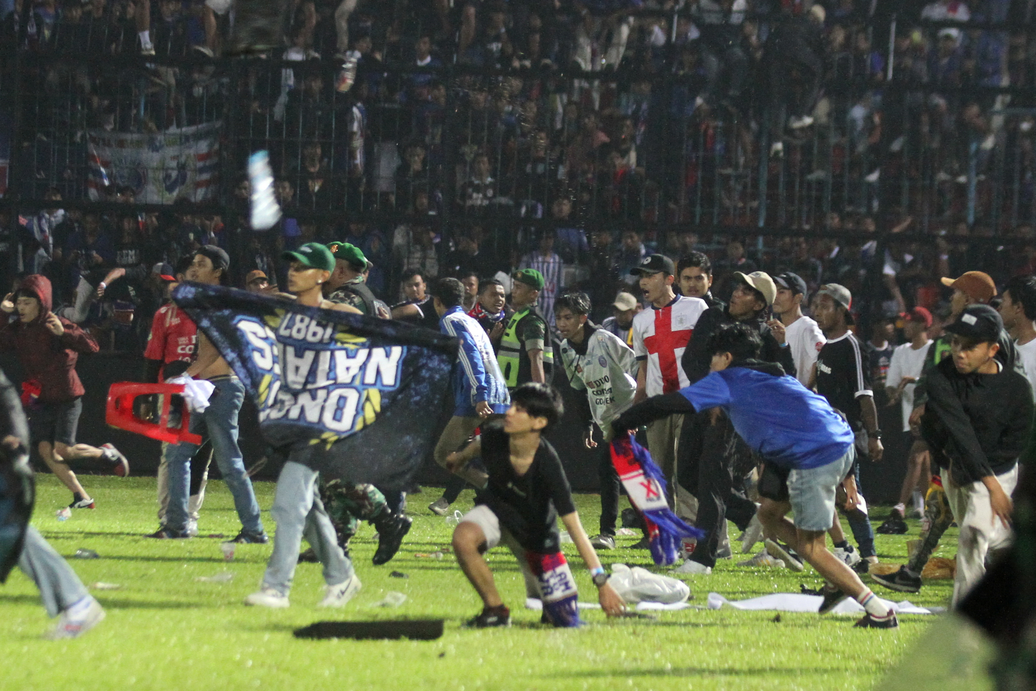 Cientos de aficionados del Arema saltaron al campo de juego (Reuters)