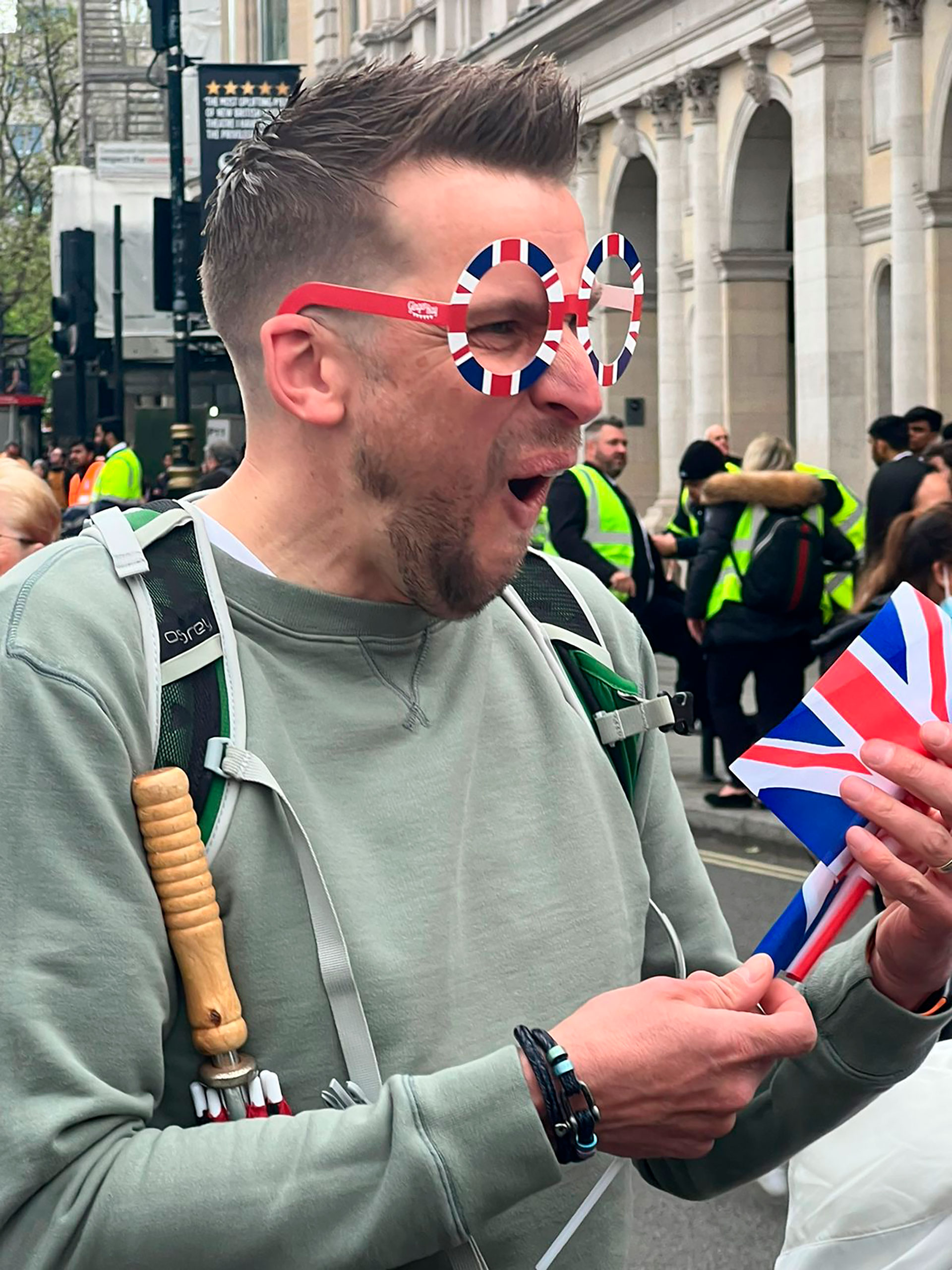 Los británicos lucen todo tipo de accesorios con los colores de la bandera del Reino Unido para celebrar la coronación del rey Carlos III 