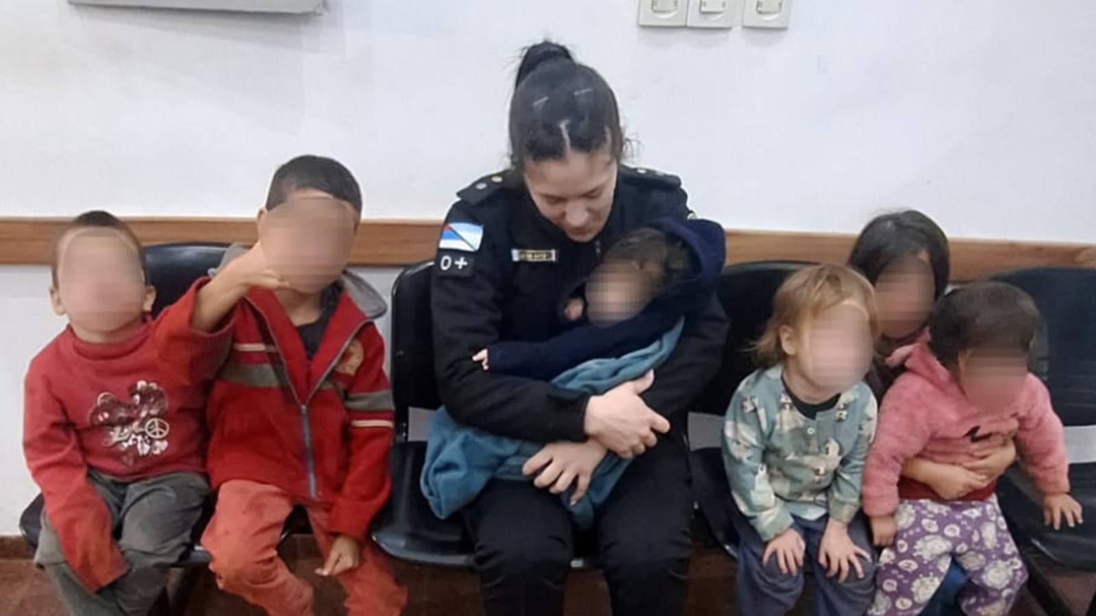 Un hombre manejaba alcoholizado con sus seis hijos, fue detenido y una polic&iacute;a termin&oacute; amamantando a su beb&eacute; 