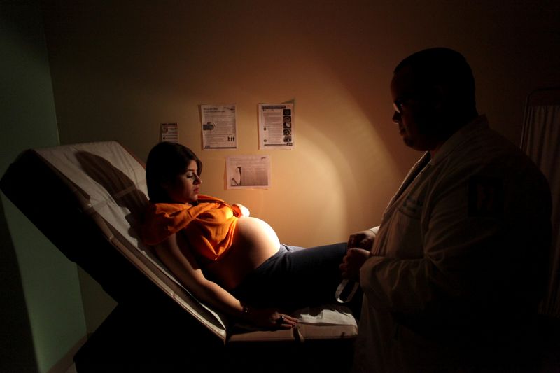 El "Plan de los mil días" apunta a garantizar la atención y el cuidado de la salud de la mujer embarazada, en situación de vulnerabilidad, y la de sus hijos o hijas hasta los tres primeros años de vida (Foto: REUTERS/Alvin Báez).