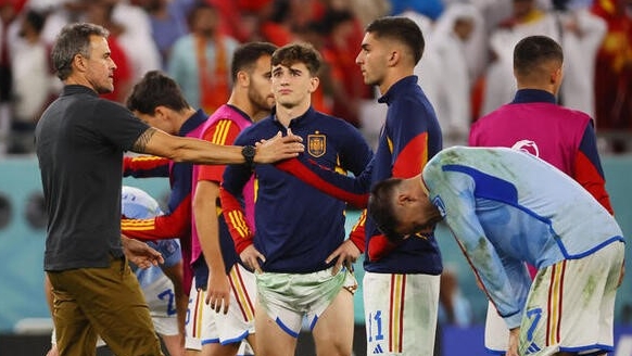 Luis Enrique saluda a sus jugadores. La derrota ya se consumó. España cayó 3-0 frente a Marruecos en los penales
