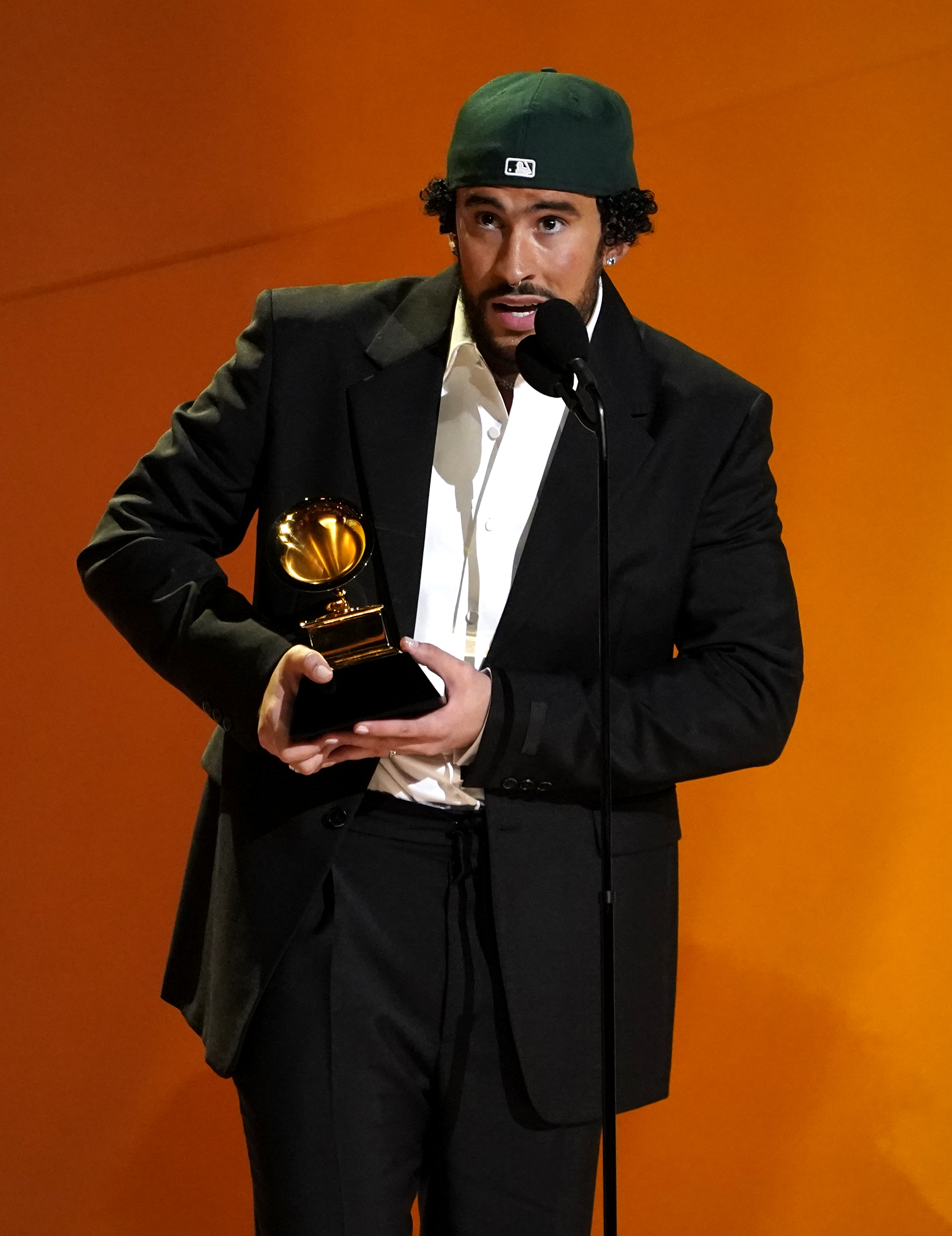 Bad Bunny, izquierda, recibe el premio a mejor álbum de música urbana por "Un verano sin ti" en la 65a entrega anual del Grammy el 5 de febrero de 2023 en Los Angeles. A la derecha está Sza. (Foto AP/Chris Pizzello)