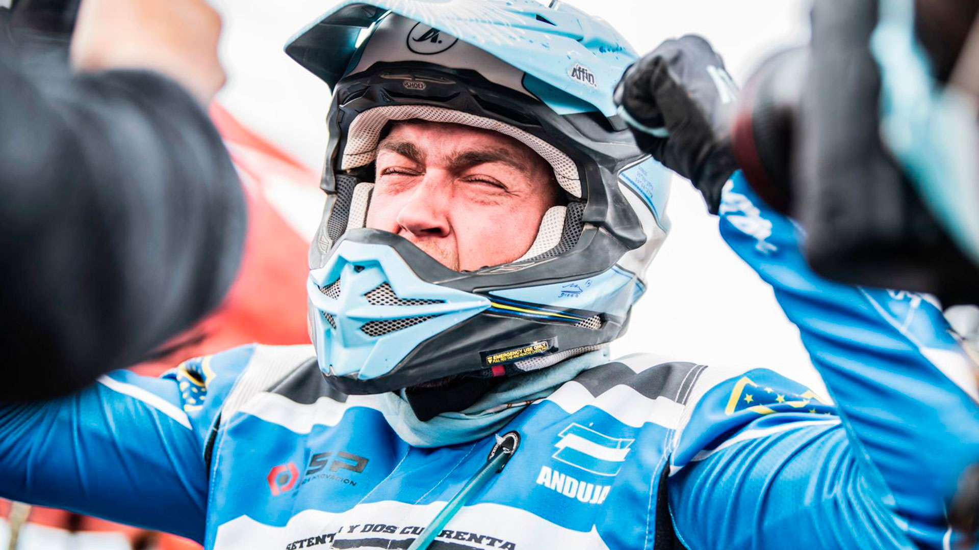 La emoción de Manuel Andújar tras quedarse con el primer lugar en el Dakar (@dakar)
