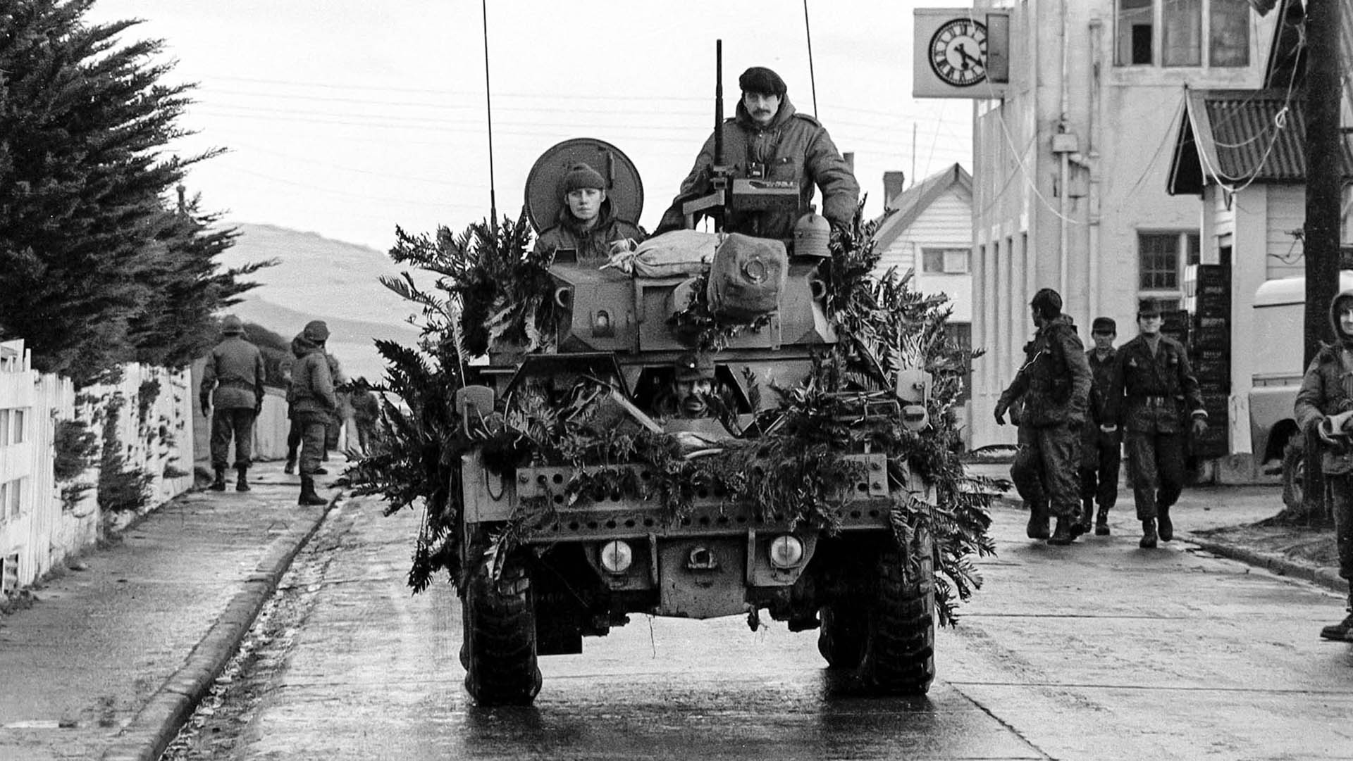 Argentine tanks patrol the streets of Puerto Argentino, May 1982 (Eduardo Farré)