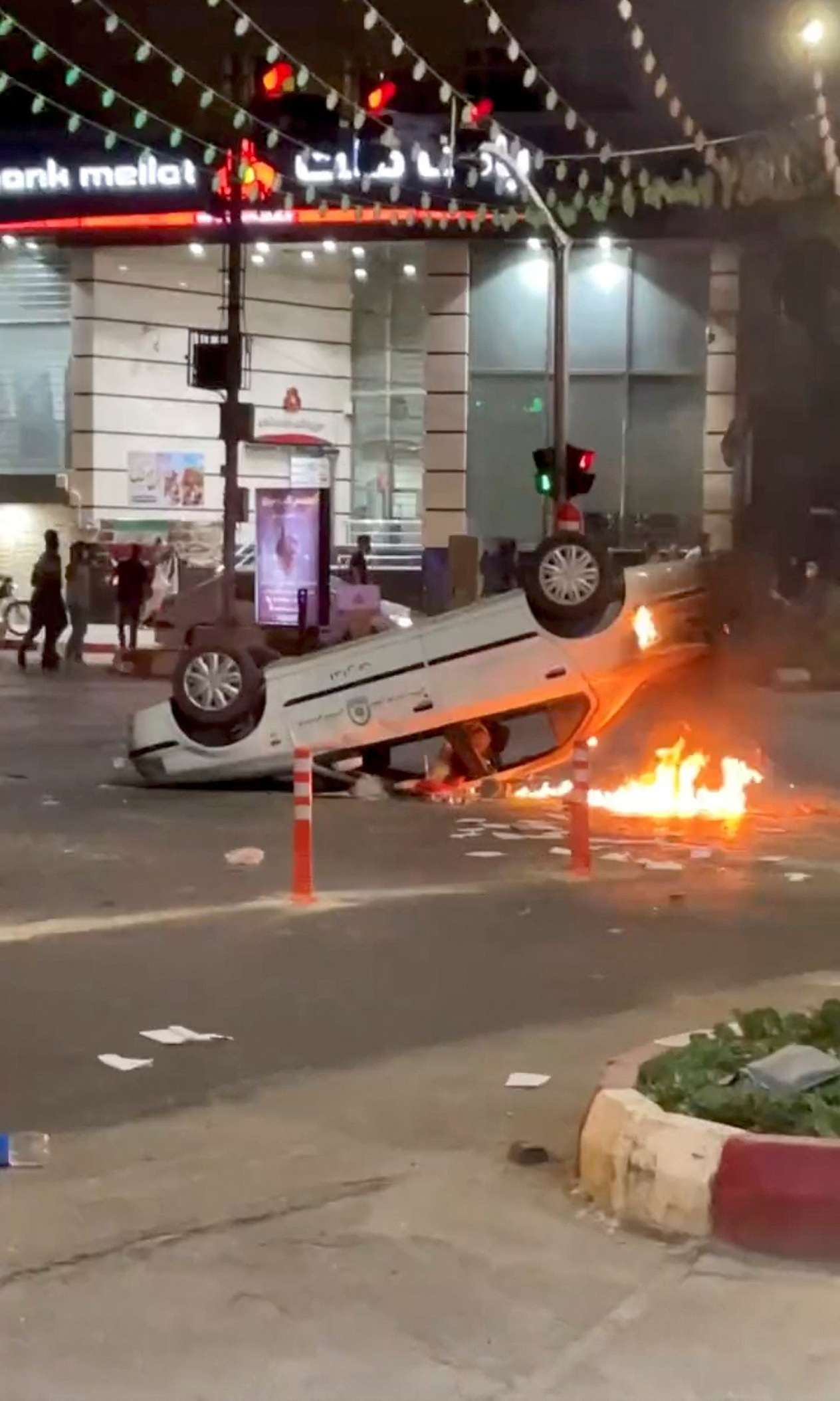 Un coche de policía volcado se ve en llamas en Bojnurd, Irán, el 22 de septiembre de 2022 en esta captura de pantalla obtenida de un video de las redes sociales. Vídeo obtenido por Reuters/a través de REUTERS ESTA IMAGEN HA SIDO SUMINISTRADA POR UN TERCERO. CRÉDITO OBLIGATORIO. SIN REVENTAS. SIN ARCHIVOS.