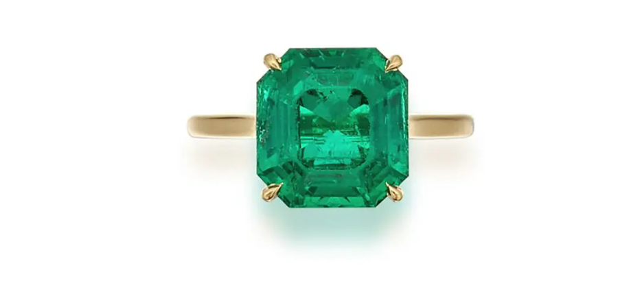 Mitzi Perdue recibió el anillo de Frank Perdue en 1988, cuando le propuso matrimonio, el anillo tenía una esmeralda procedente del naufragio de El Nuestra Señora de Atocha en 1622. Se subastará en Sotheby’s de Nueva York el 7 de diciembre. Crédito: Sotheby's