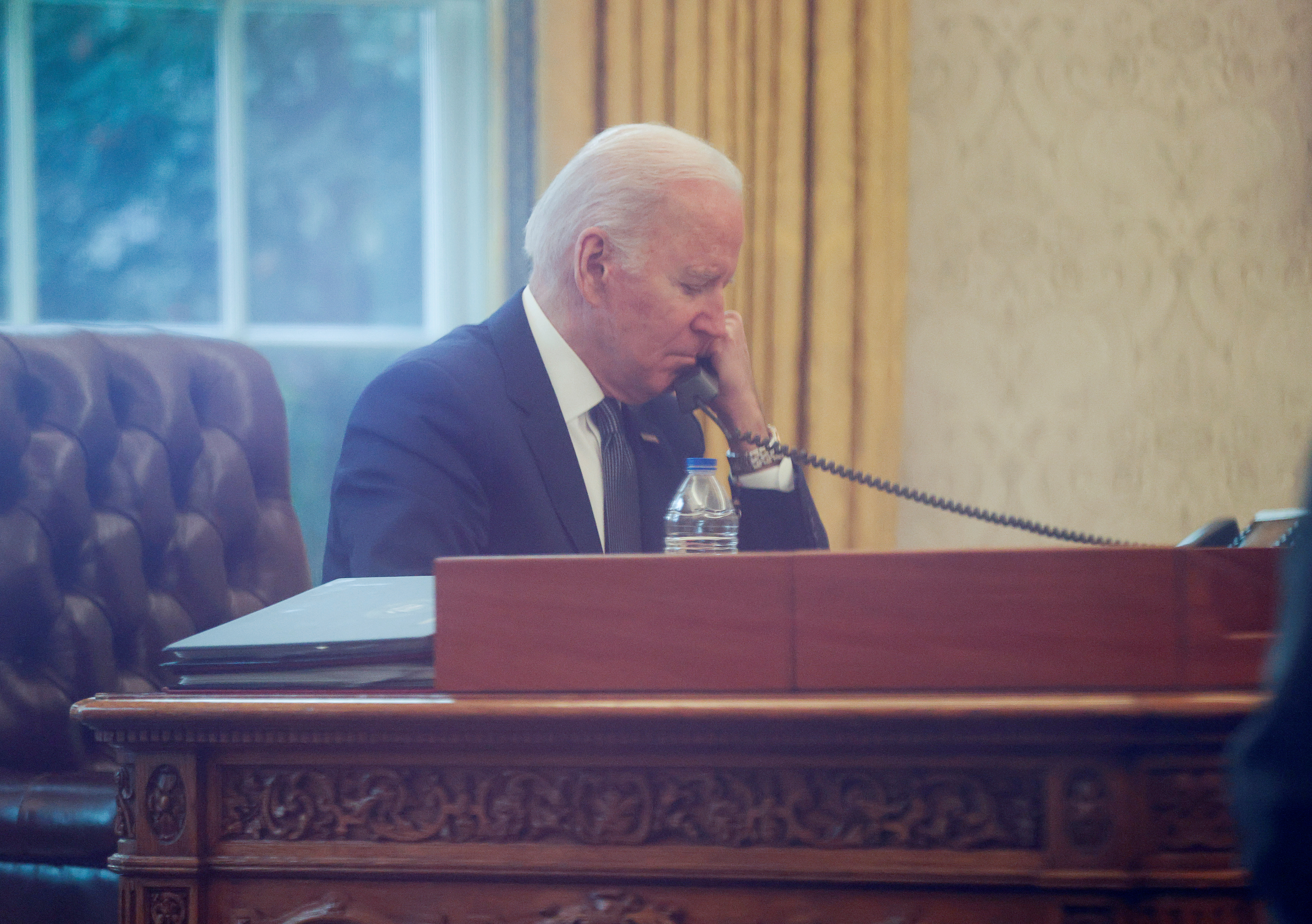 El presidente Joe Biden hablando por teléfono con Volodimir Zelensky (REUTERS/Leah Millis)