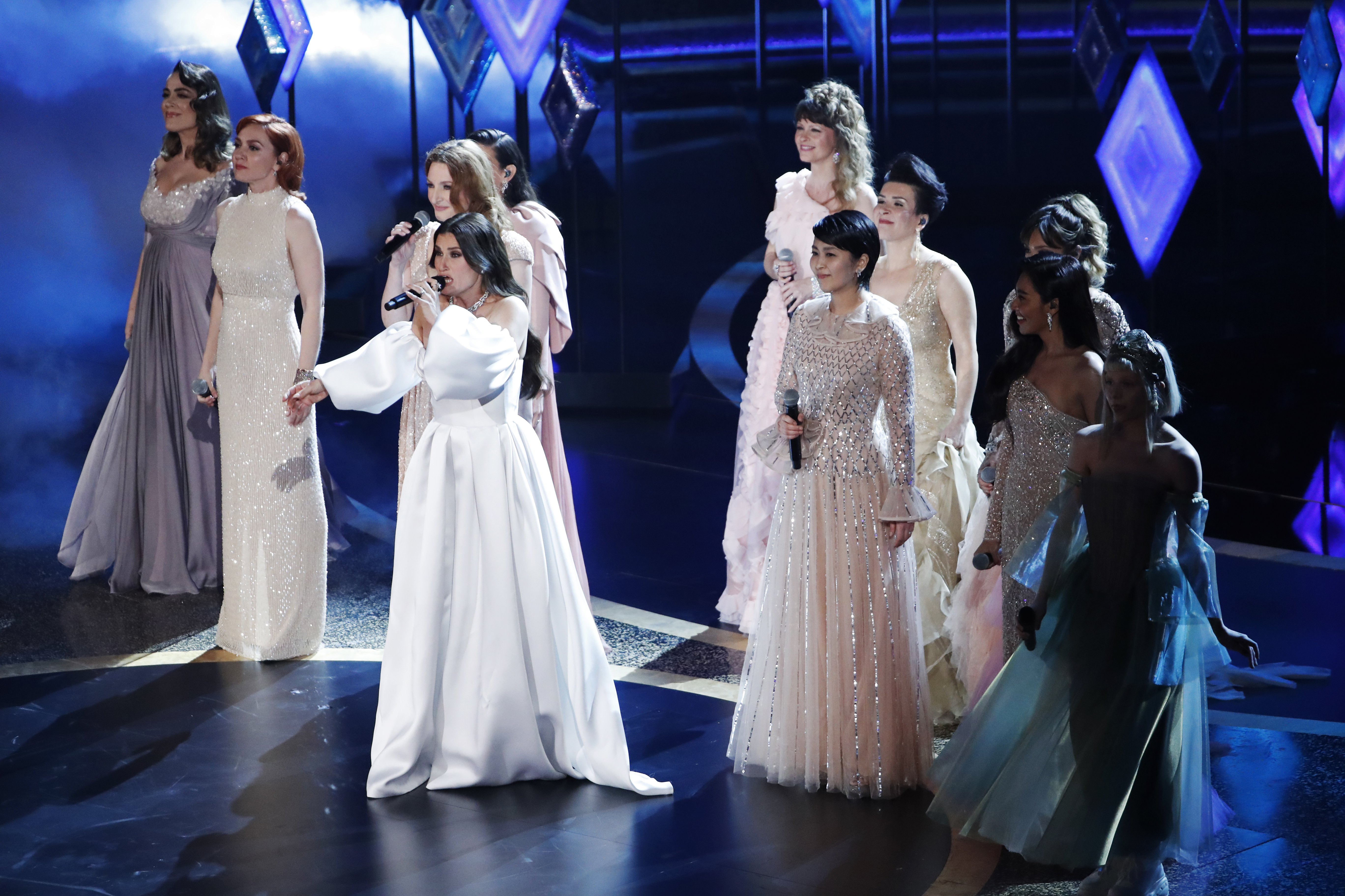Tras el éxito que alcanzó "Let it go", Dina Menzel e intérpretes de la canción en distintos idiomas protagonizaron un performance en la entrega 92 de los Premios Oscar. (Mario Anzuoni/Reuters)