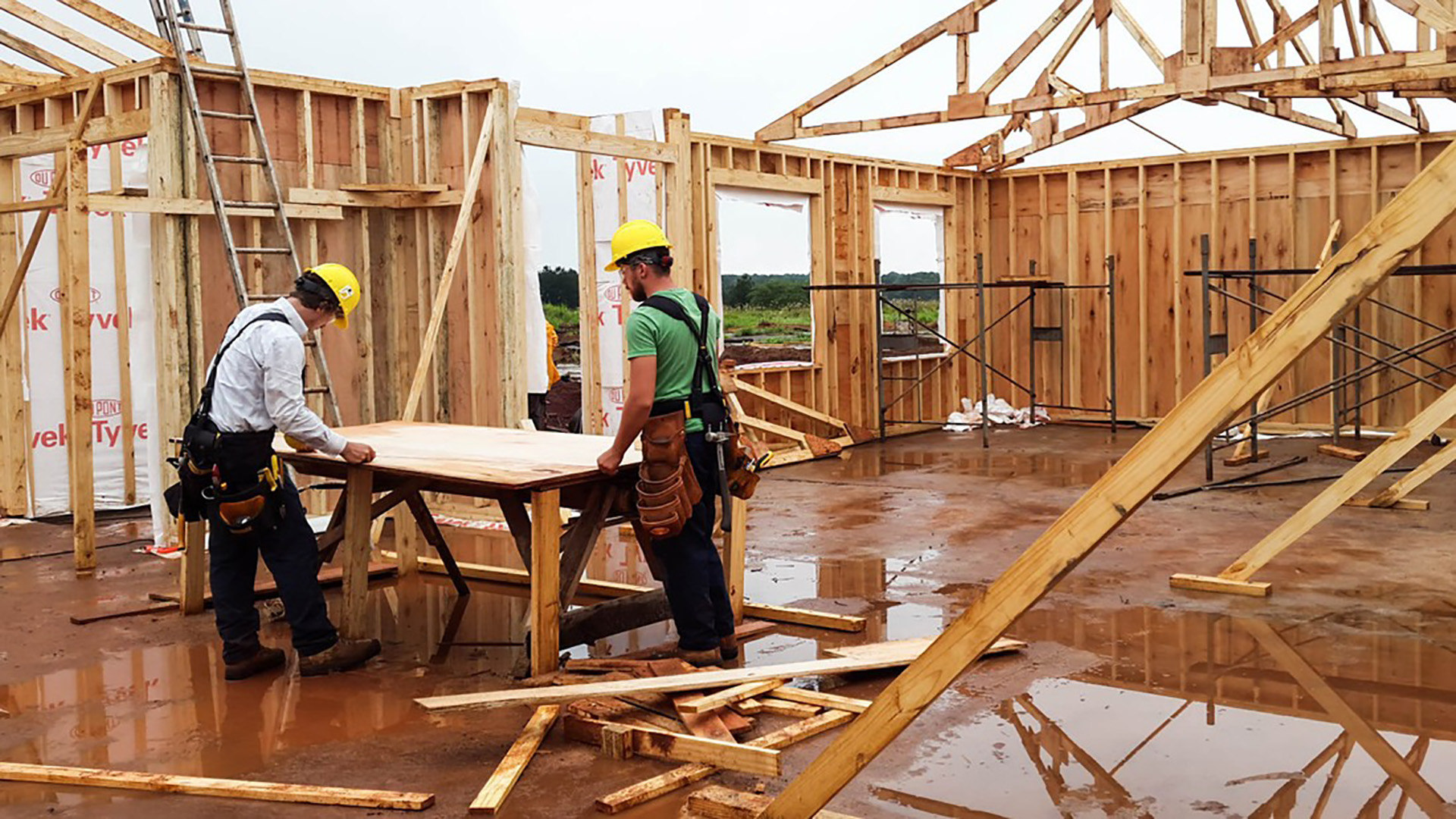 La construcción con madera permite bajar costos, los plazos de la obra se acortan y se cumplen de forma estricta.  Y la aislación térmica es entre 7 y 14 veces más efectiva que la que aportan materiales convencionales