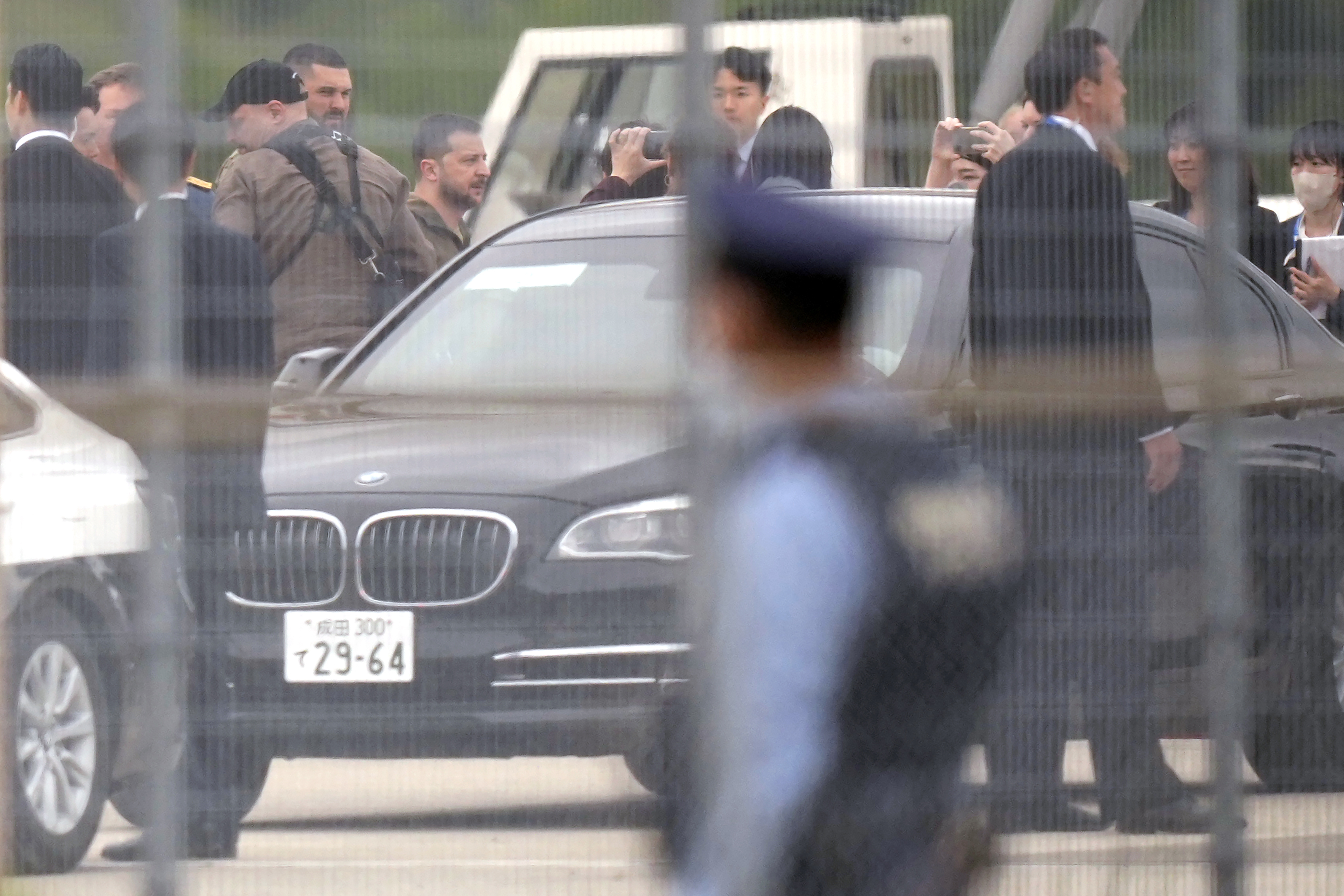 Dispositivo de seguridad que recibe a Zelensky a su llegada a Hiroshima. (AP)