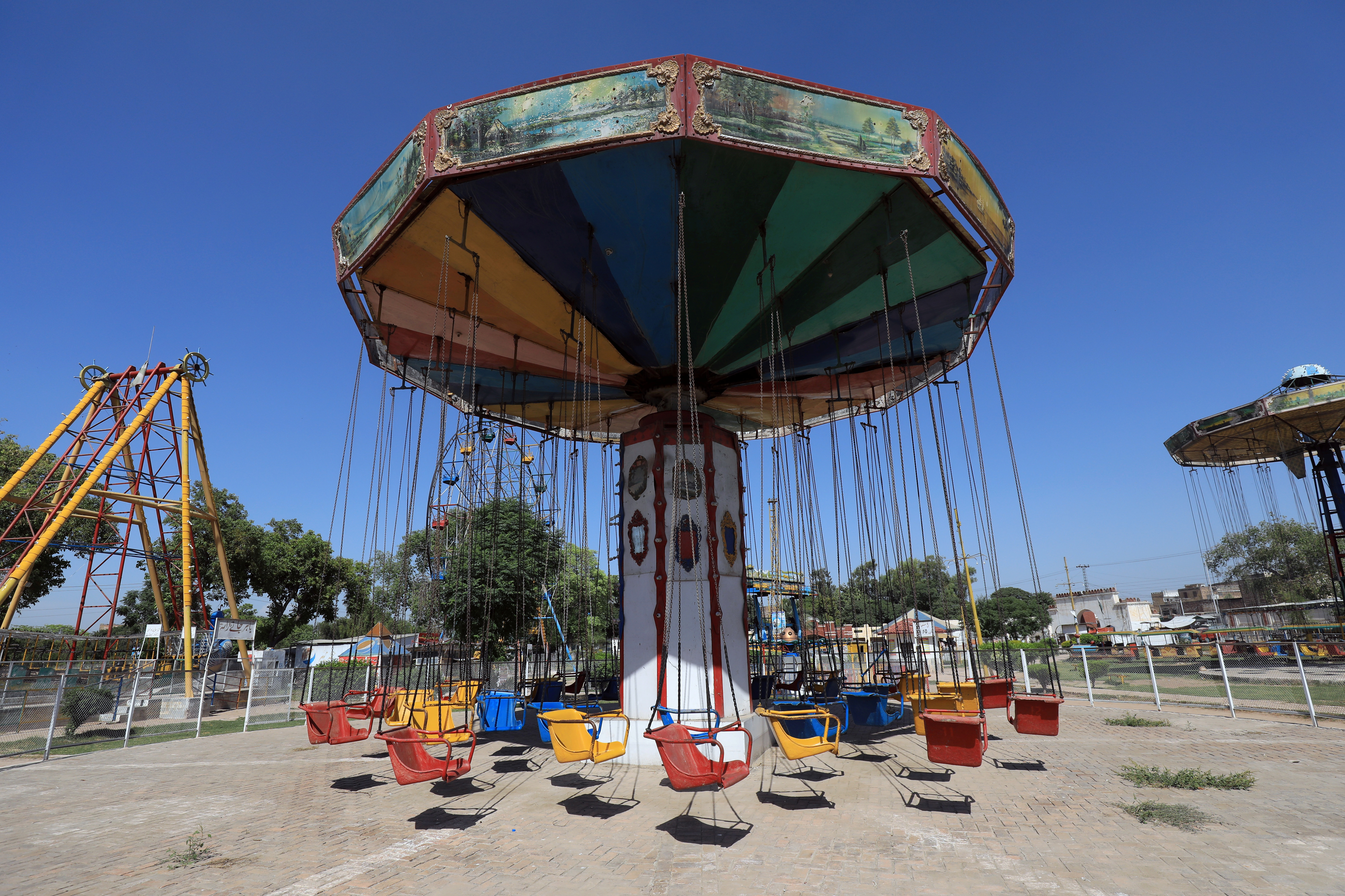 AHORA - Un parque de diversiones desierto en Peshawar, Pakistán (REUTERS/Fayaz Aziz)