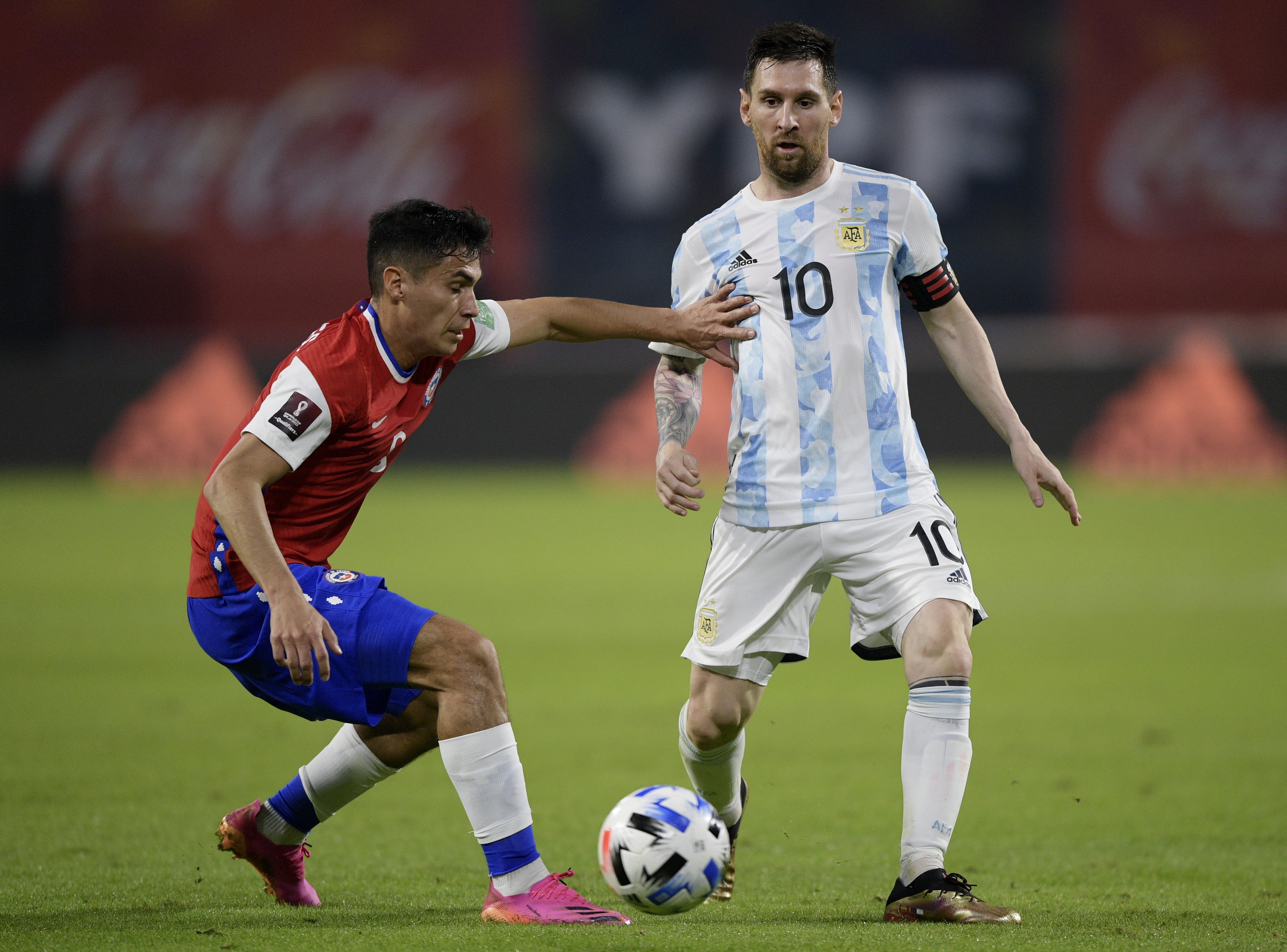 Lionel Messi busca escapar de la marca de Charles Aranguiz Foto: REUTERS/Juan Mabromata