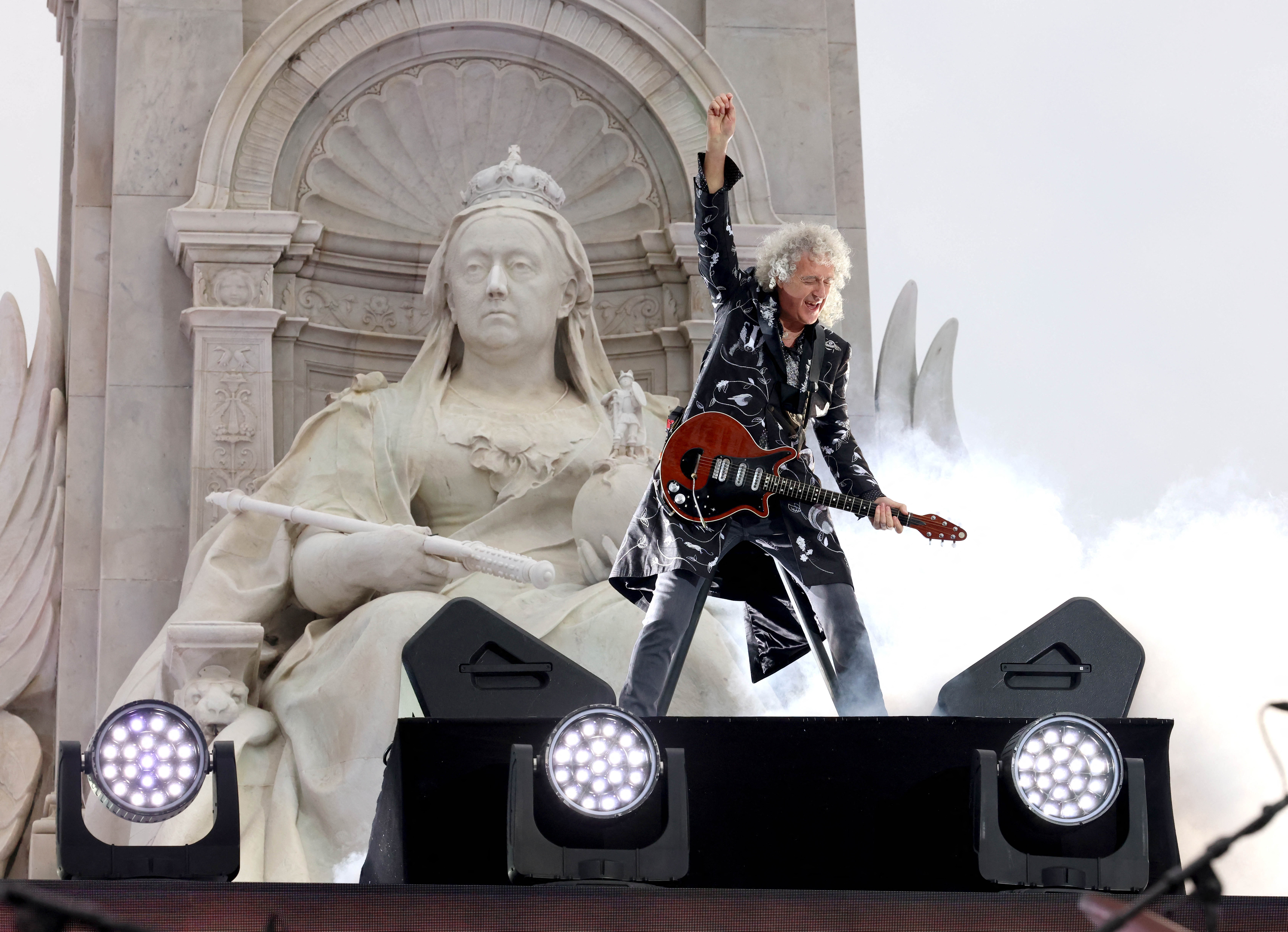 Chitaristul Queen, Brian May, cântă la Platinum Party de la Palatul Buckingham, pe 4 iunie 2022 (Foto de Jonathan Buckmaster / AFP)