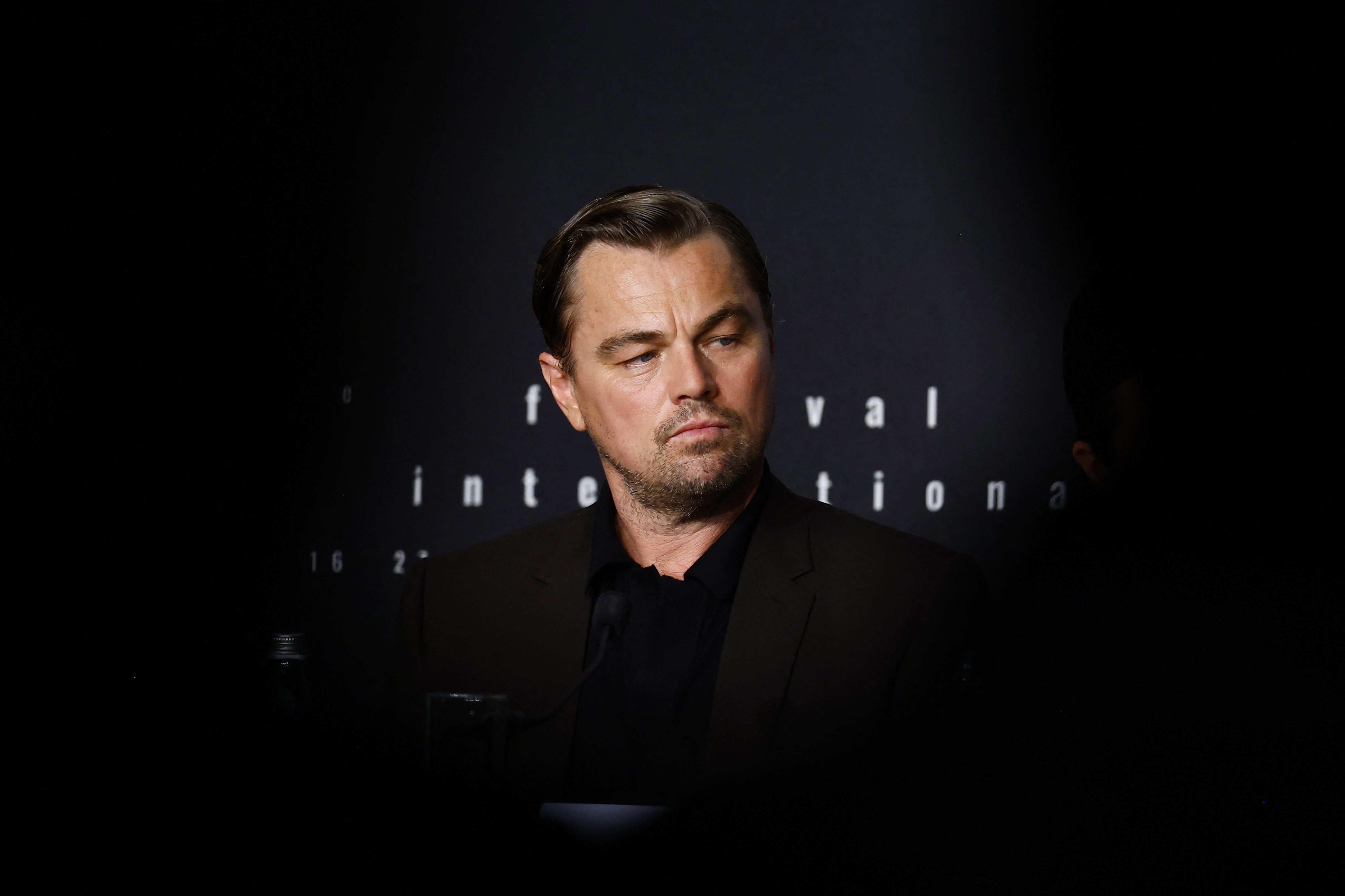 Nuevamente, Leonardo DiCaprio es visto en compañía de una joven mujer, con la que se presume tendría un romance. REUTERS/Eric Gaillard