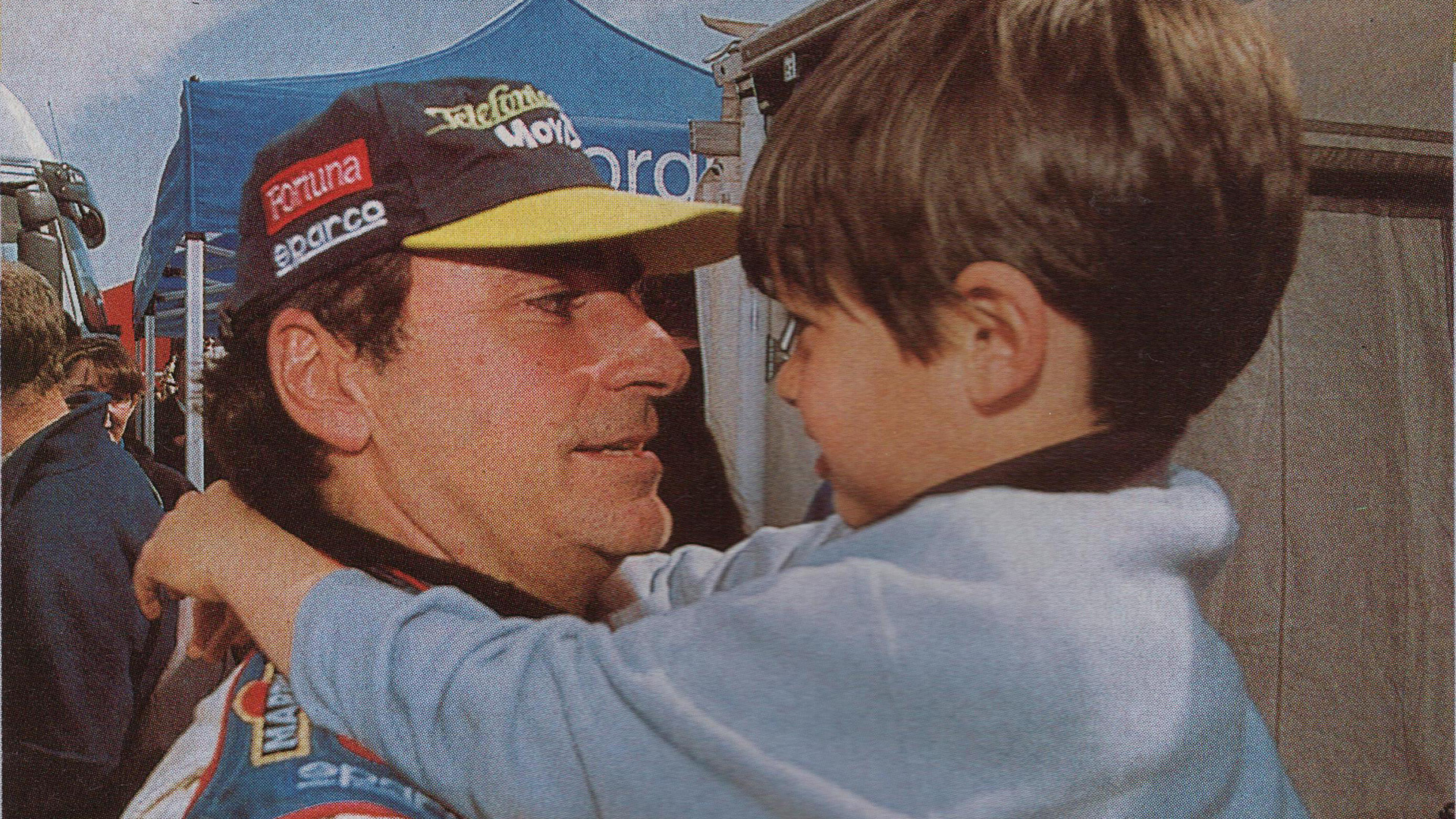 Carlos Sainz padre y el pequeño Junior. Fue tras una de las carreras de rally del "Matador" (Archivo CORSA).