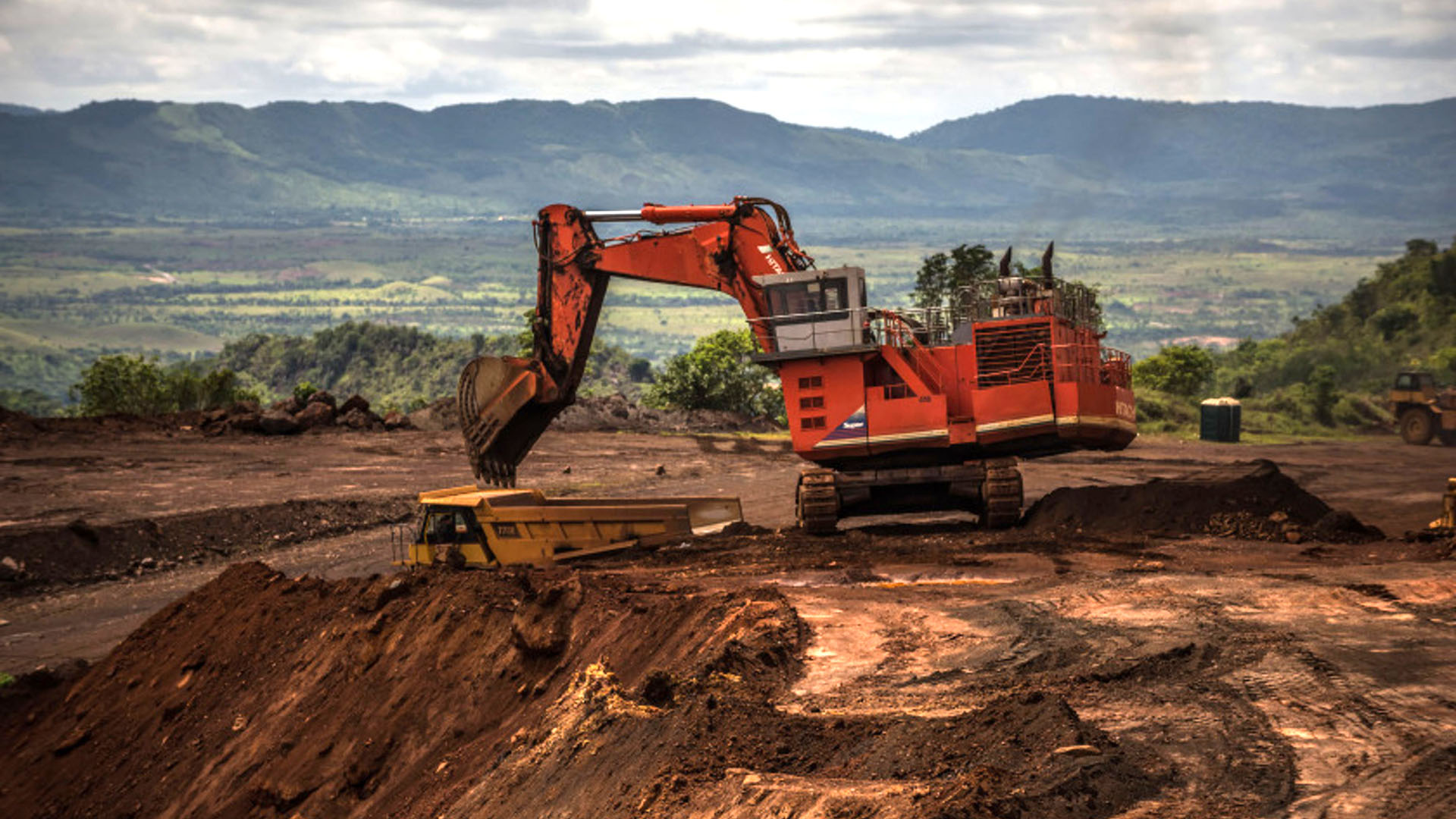 Una excavadora traslada la tierra a un camión volquete en la explotación minera a cielo abierto del productor venezolano de mineral de hierro, CVG Ferrominera Orinoco, en el cerro Bolívar, a las afueras de Ciudad Piar (Meridith Kohut/Bloomberg)