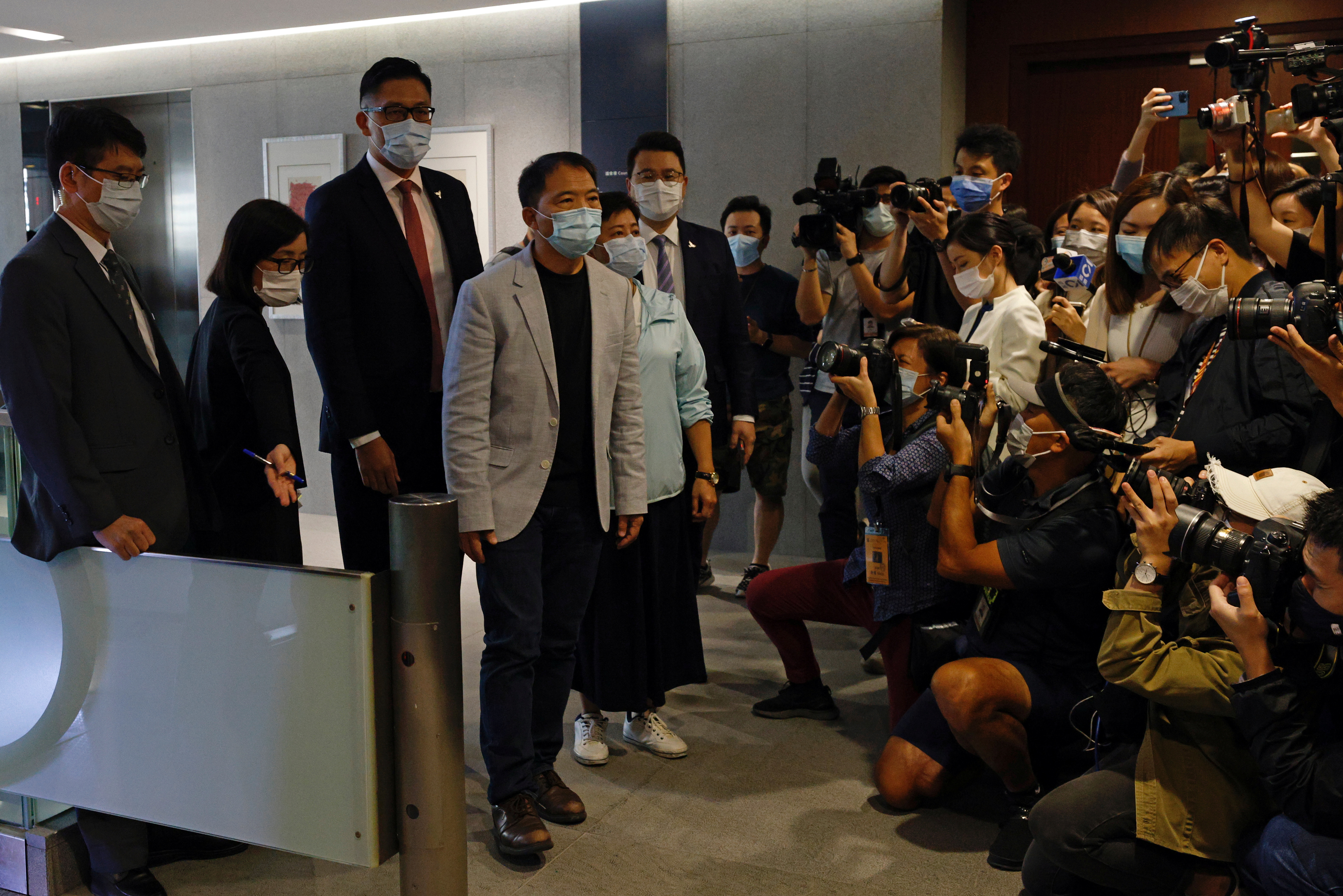 Los legisladores pro-democracia de Hong Kong, Helena Wong, Wu Chi-wai, Andrew Wan and Lam Cheuk-ting abandonan el edificio de la Legislatura tras presentar su renuncia. REUTERS/Tyrone Siu