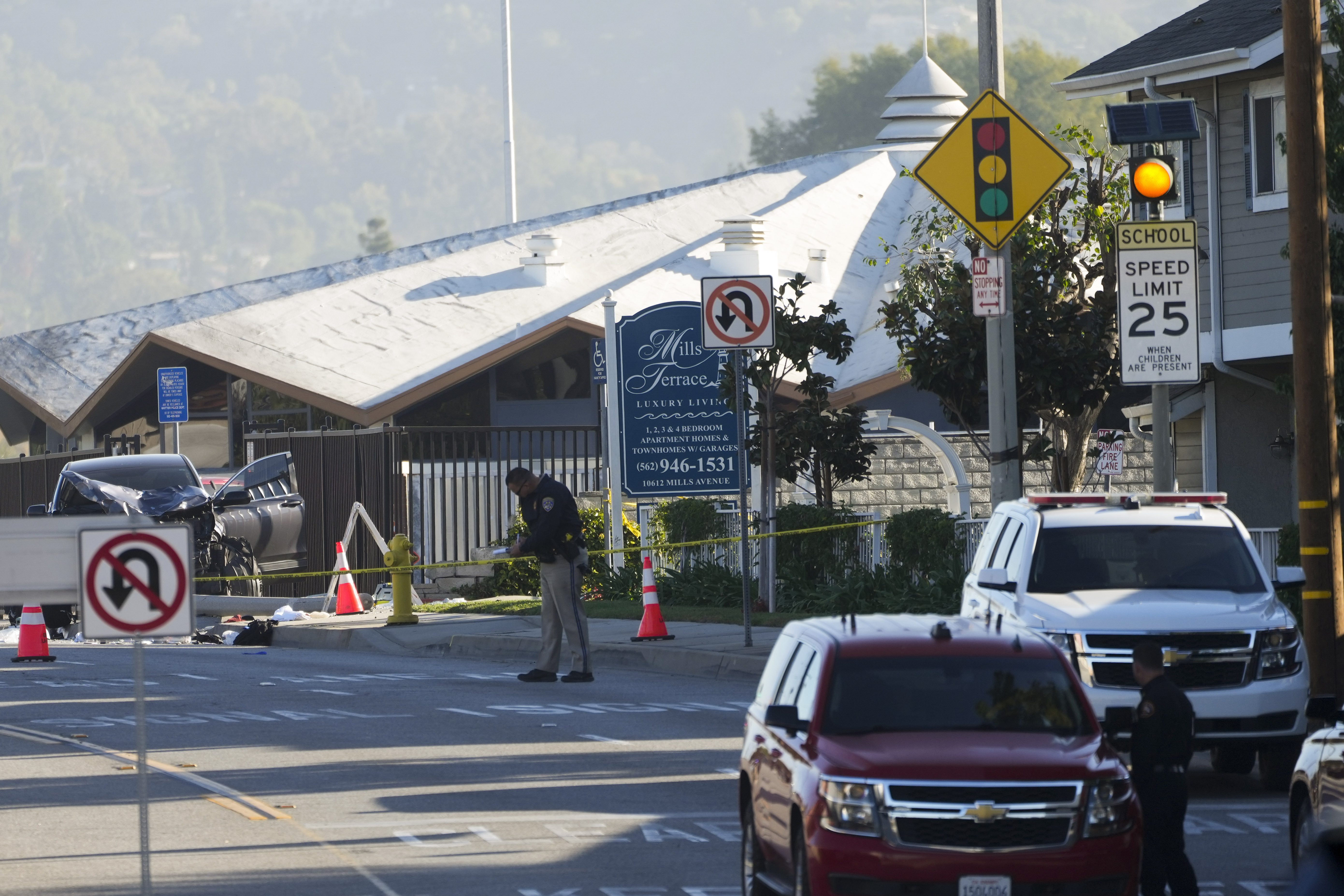 Una señal de límite de velocidad se encuentra cerca de un SUV que golpeó a los reclutas del alguacil del condado de Los Ángeles en Whittier, California, el miércoles 16 de noviembre de 2022 (AP Photo/Jae C. Hong)