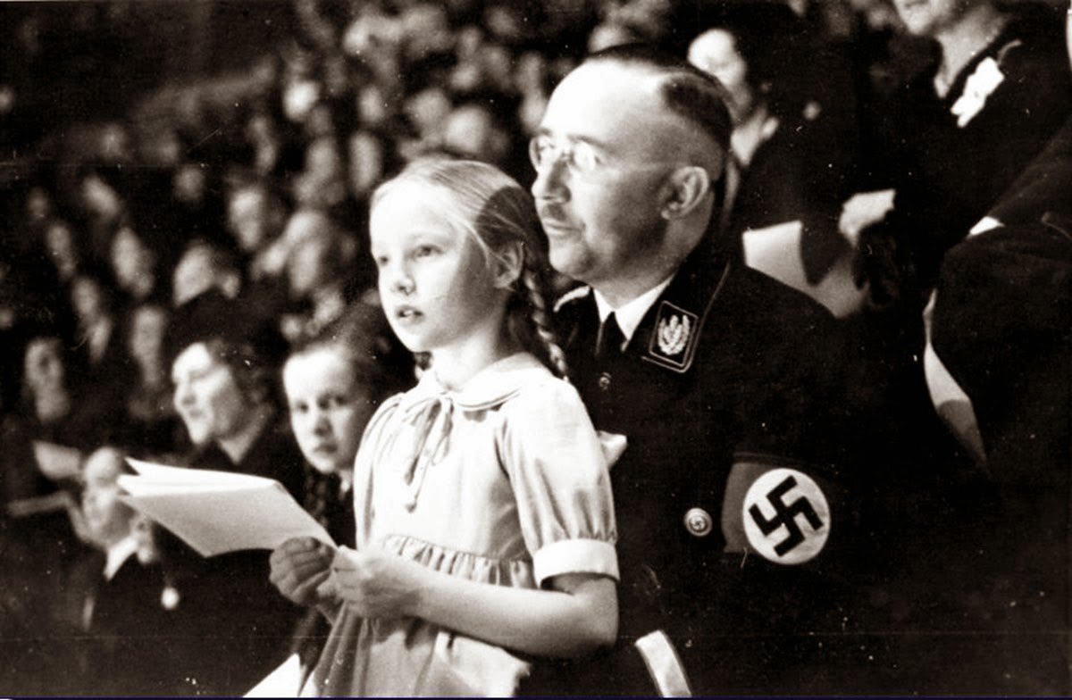 Gudrun Burwitz junto a su padre, Heinrich Himmler, el oficial nazi de más alto rango después de Adolf Hitler (AP)