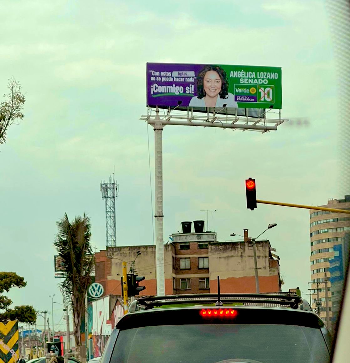 En una valla, la candidata recordó el chasco que vivió durante una sesión virtual del Congreso.