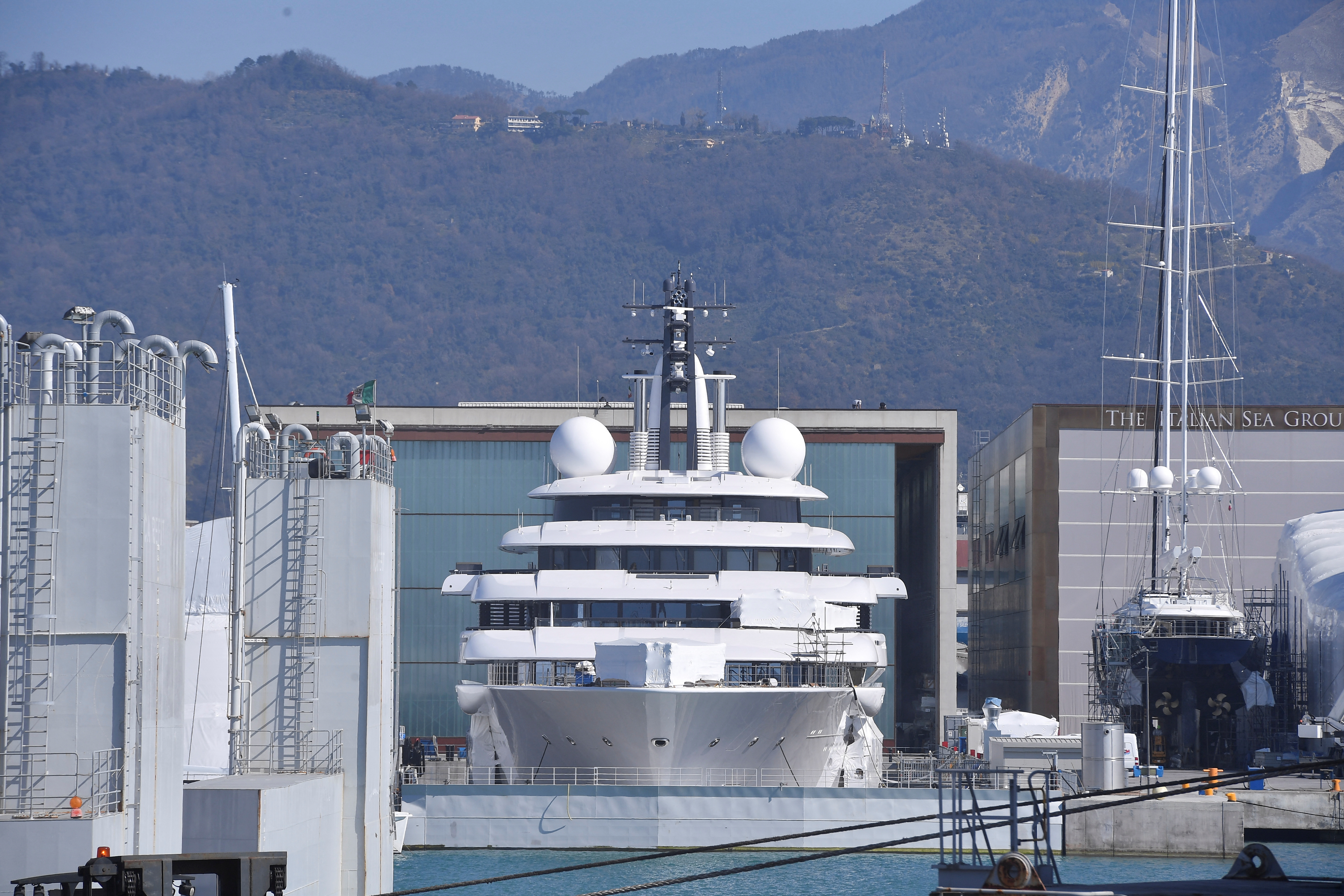El Scheherazade, uno de los yates más grandes y caros del mundo está amarrado en el puerto de la pequeña ciudad italiana de Marina di Carrara (Reuters)