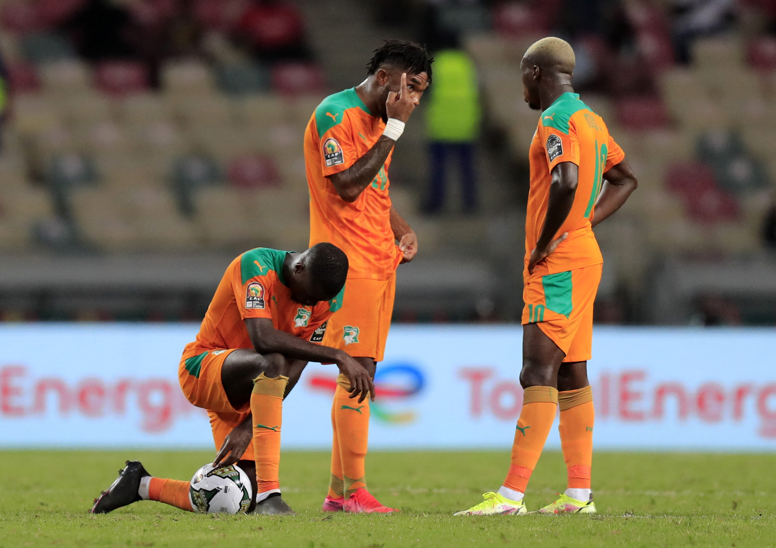 La decepción de los jugadores de Costa de Marfil tras el empate de Sierra Leona (REUTERS/Thaier Al-Sudani)