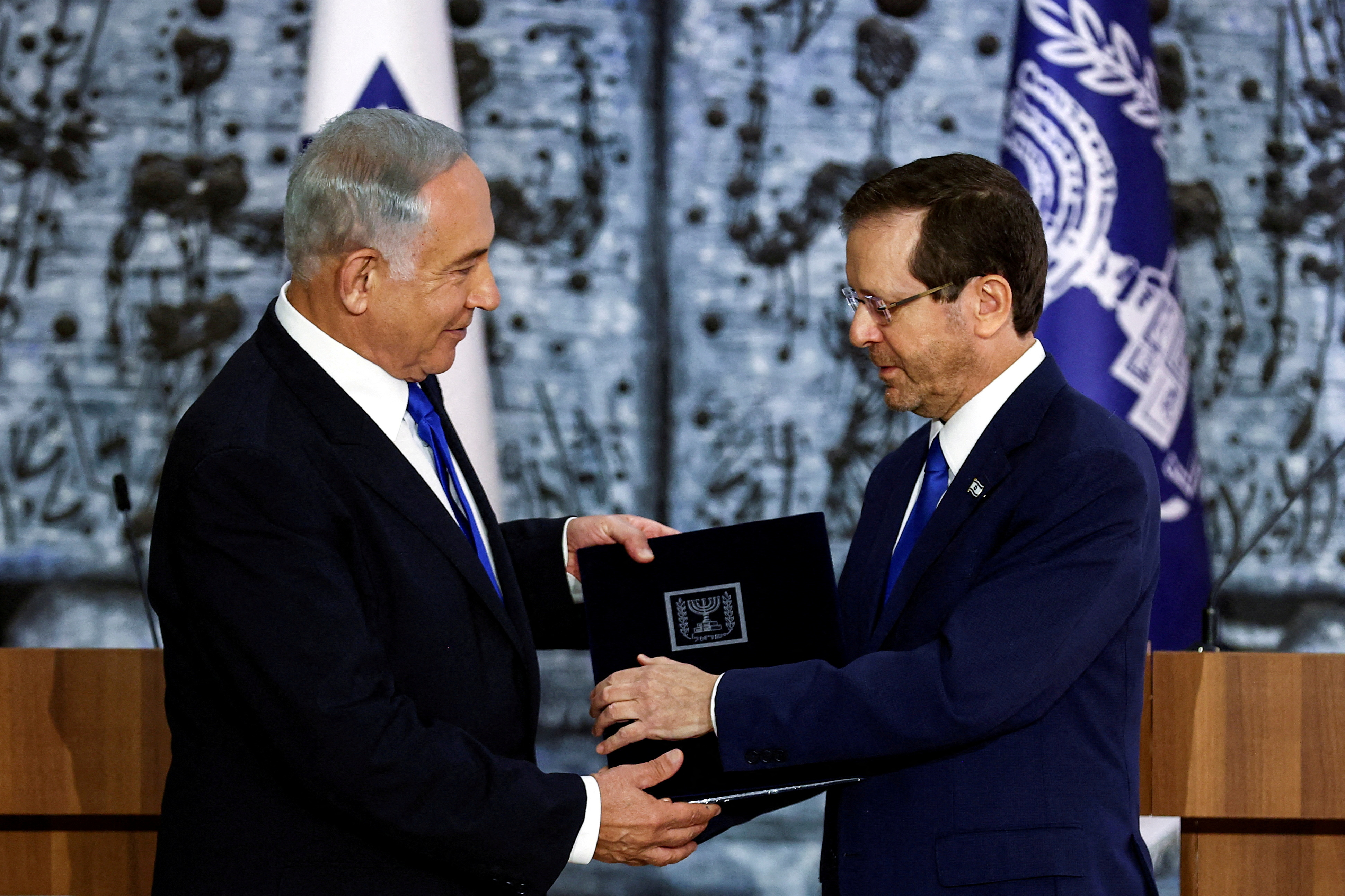 Benjamin Netanyahu y el presidente Isaac Herzog (Reuters)