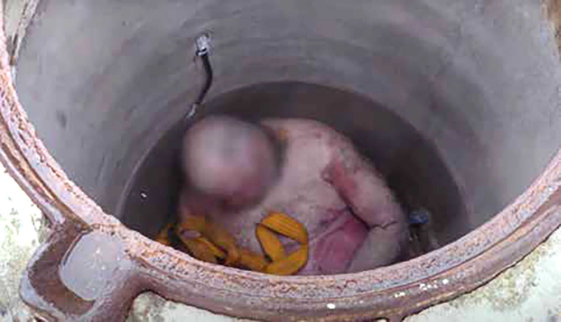El pozo de aguas residuales donde estuvo detenido Oleg. Tras la liberación, se encontró en él el cuerpo de otra persona que fue asesinada