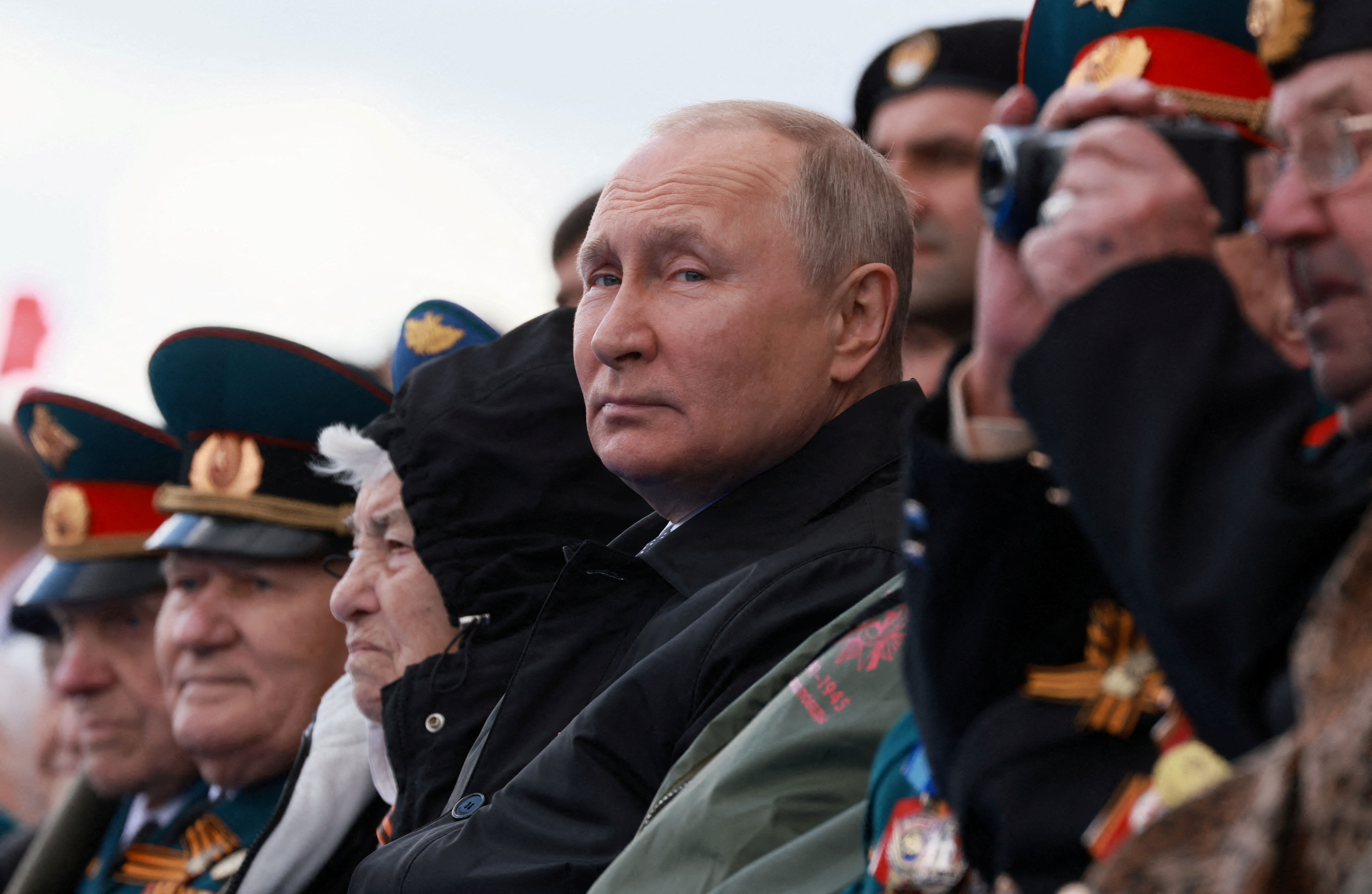 El presidente ruso Vladimir Putin observa el desfile militar del Día de la Victoria el 9 de mayo de 2022 en Moscú (Sputnik/Mikhail Metzel/REUTERS)