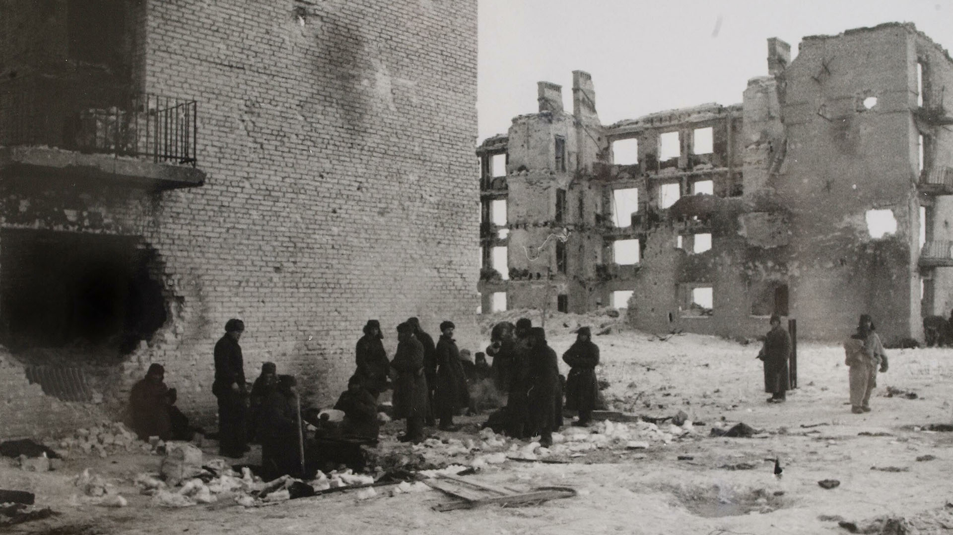 Un grupo de soviéticos resistiendo a los ataques del Sexto Ejército alemán en Stalingrado. Muchos debieron comer hasta barro para vivir (Laski Diffusion/Getty Images)