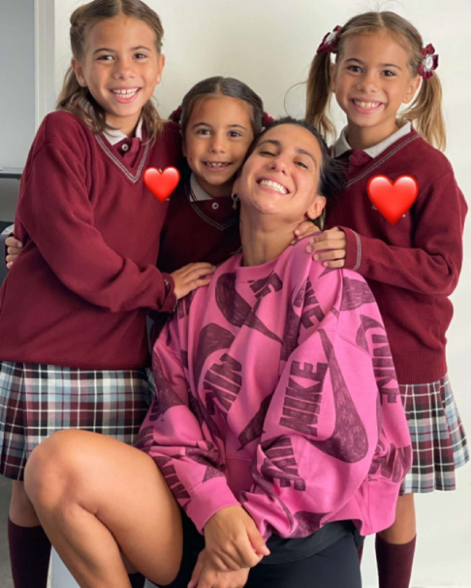 Cinthia Fernández con sus tres hijas 