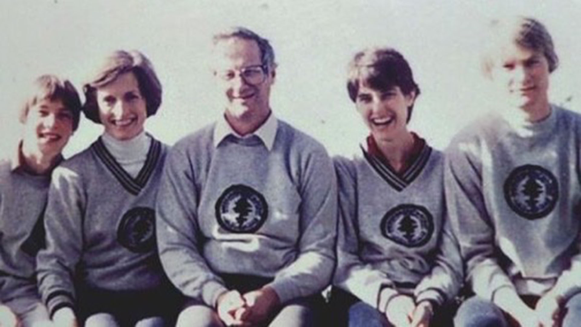 Steve Kerr de joven junto a su padre Malcom su madre y sus hermanos