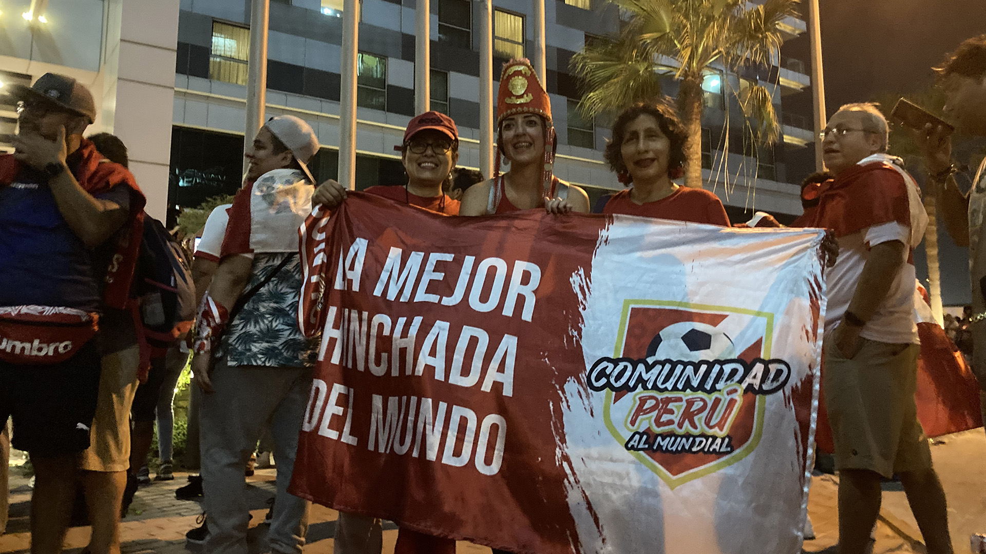 Las banderas de las fanáticos que sueñan con que Perú dispute su segundo Mundial consecutivo