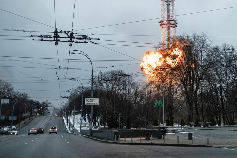 FOTO DE ARCHIVO: Una explosión en la torre de televisión, durante la invasión rusa de Ucrania, en Kiev, Ucrania, 1 de marzo de 2022. REUTERS/Carlos Barria