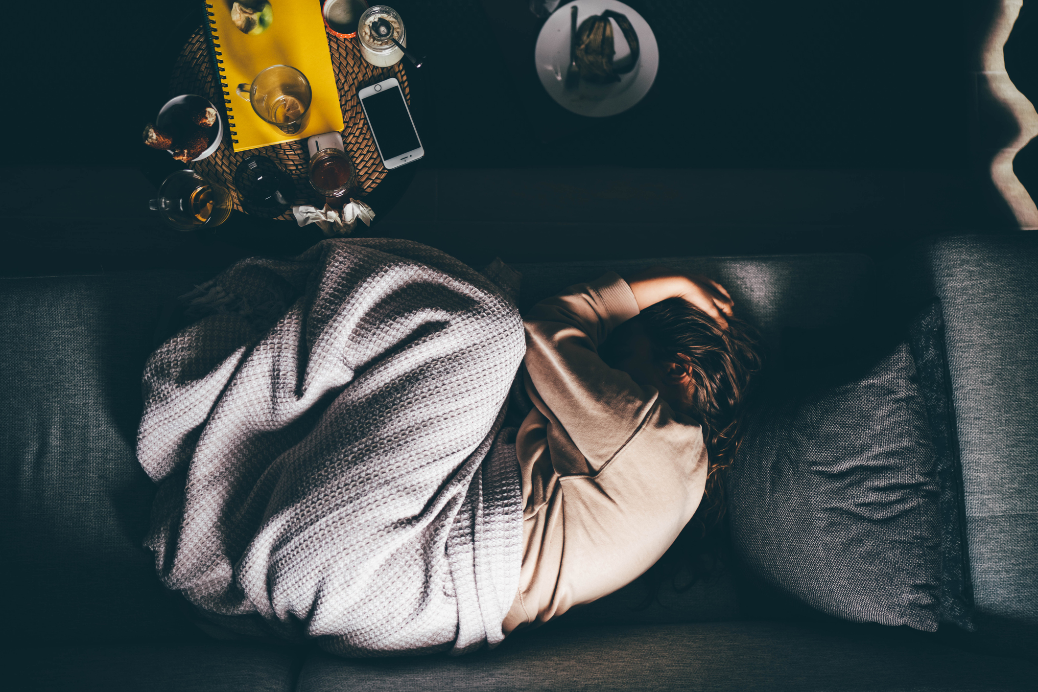 Este síndrome puede interrumpir el ciclo de sueño-vigilia del cuerpo, lo que causa más problemas de comportamiento al final del día (Getty Images)