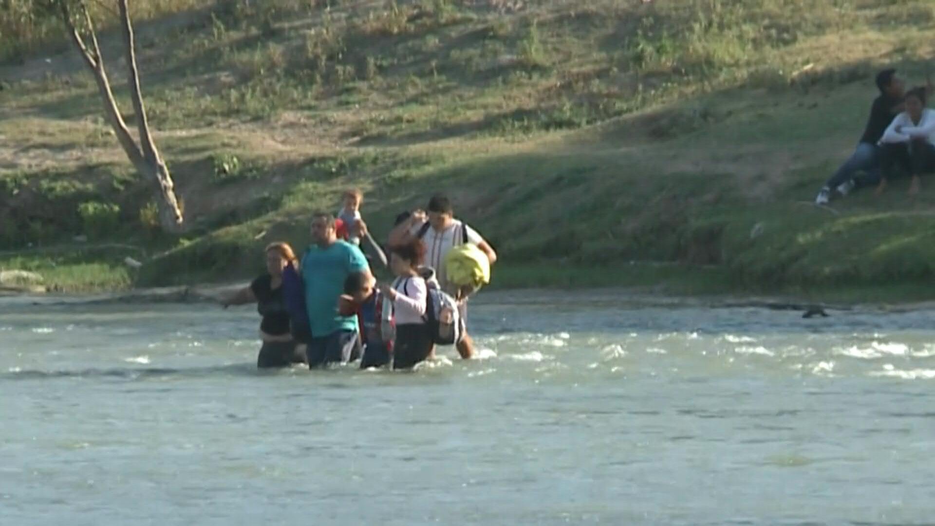 Migranten überqueren den Rio Grande von der mexikanischen Stadt Pietras Negras nach Eagle Pass, Texas.