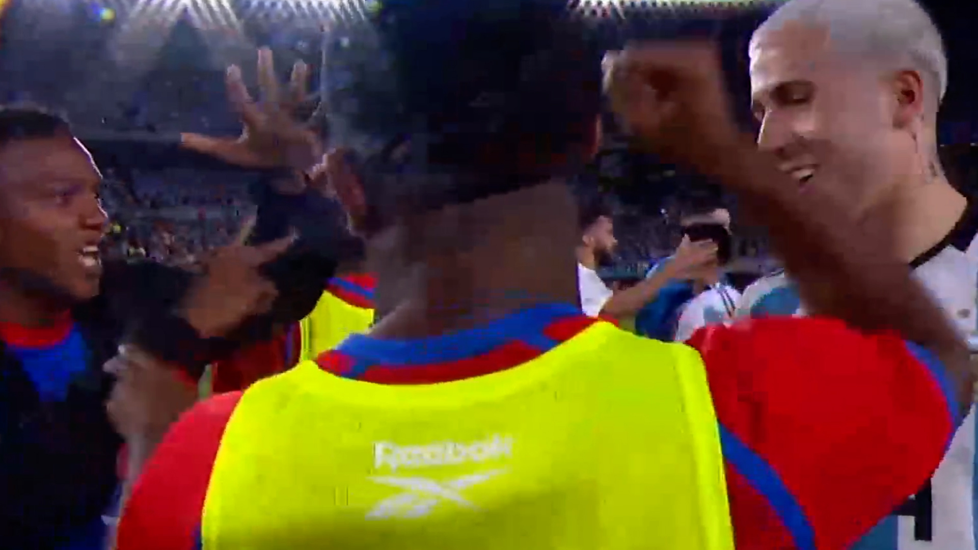 La locura de los panameños por un recuerdo de los campeones mundiales: el “piedra, papel o tijera” por la camiseta de Enzo Fernández y el autógrafo de Messi