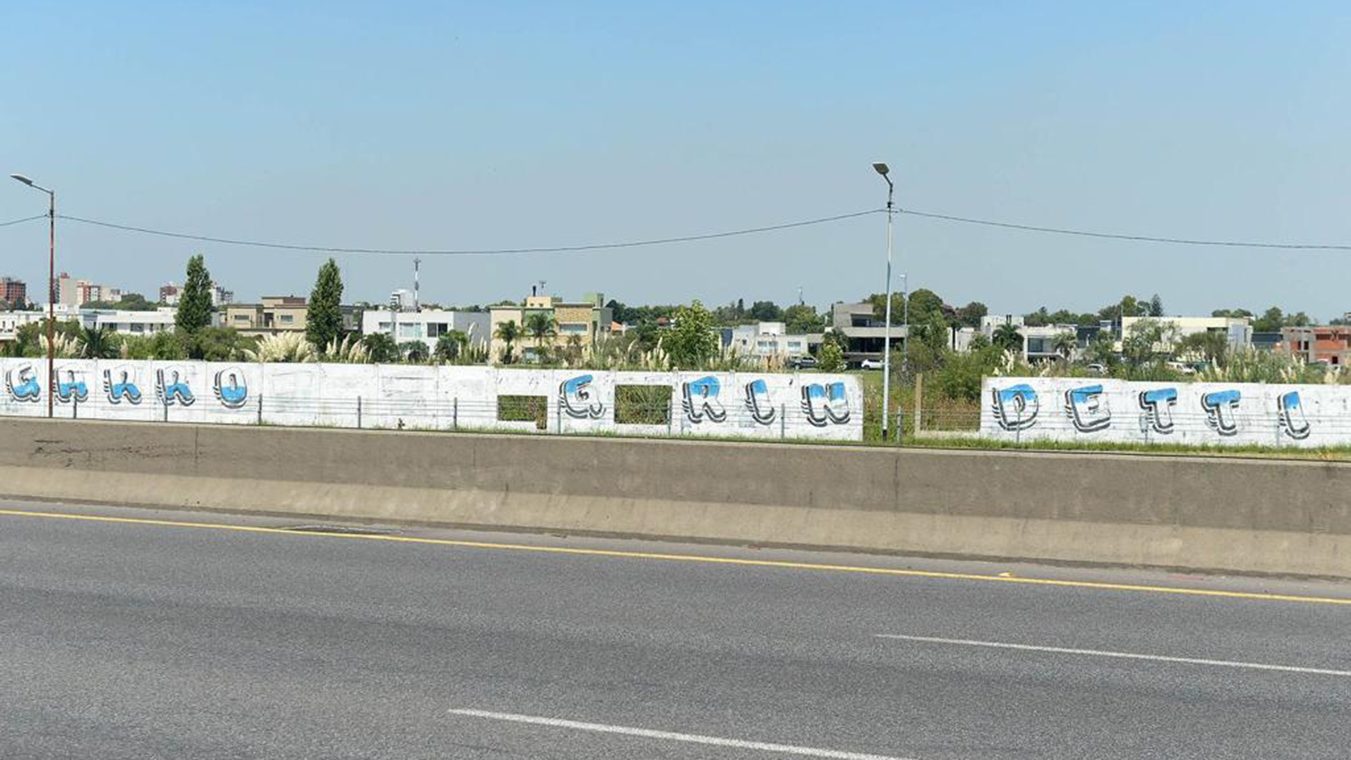 Pintadas de Garro Grindetti en la Autopista Buenos Aires -La Plata 