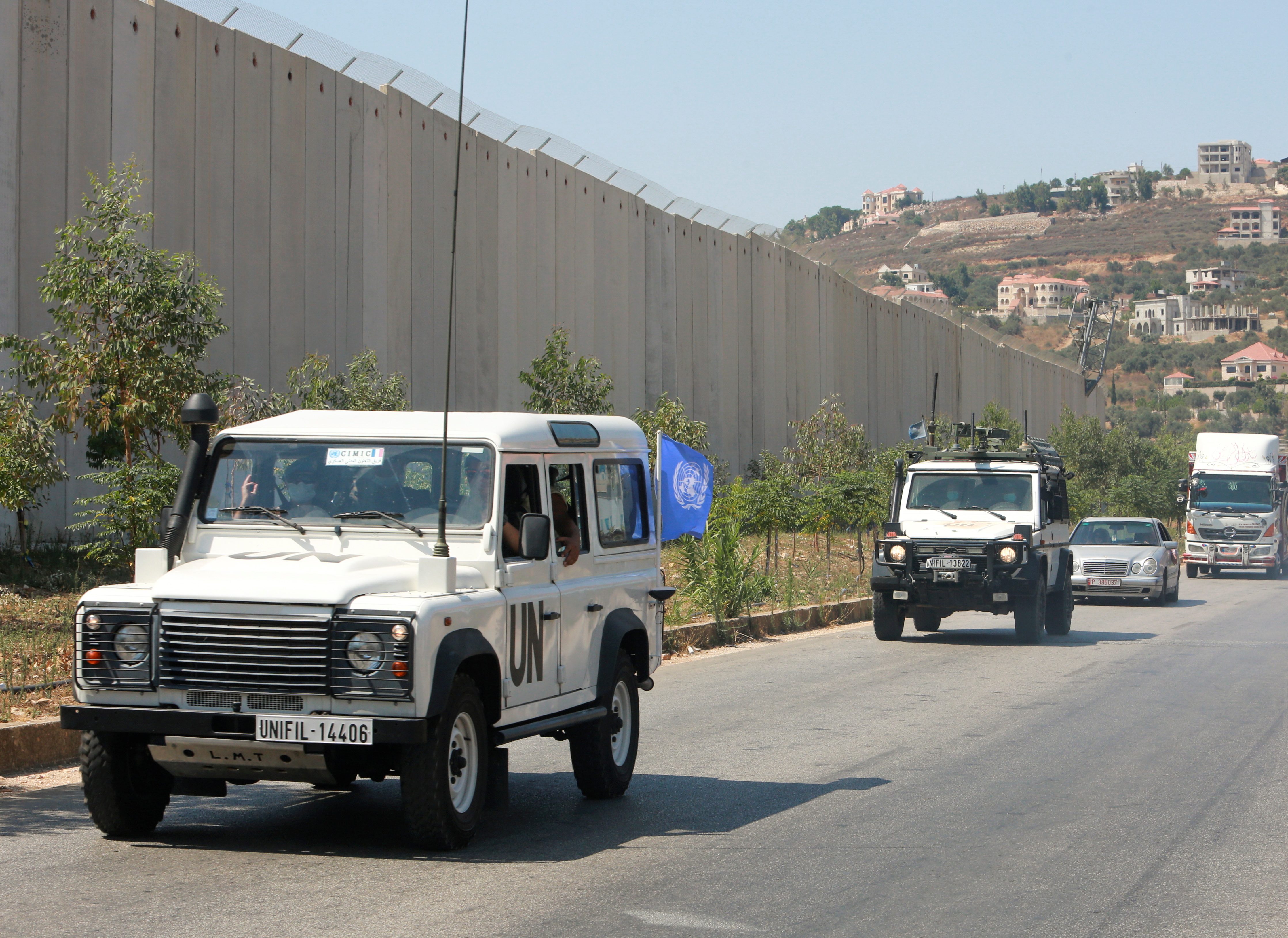 Vehículos de la FINUL, la Fuerza Interina de Naciones Unidas en Líbano, desplegada en el sur del país en la frontera con Israel. (REUTERS/Aziz Taher)