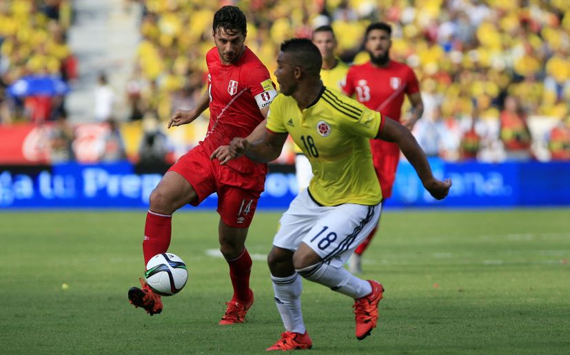 Claudio Pizarro fue el capitán de Perú en la derrota 2 a 0 ante Colombia en Barranquilla el 2015. | Foto: EFE