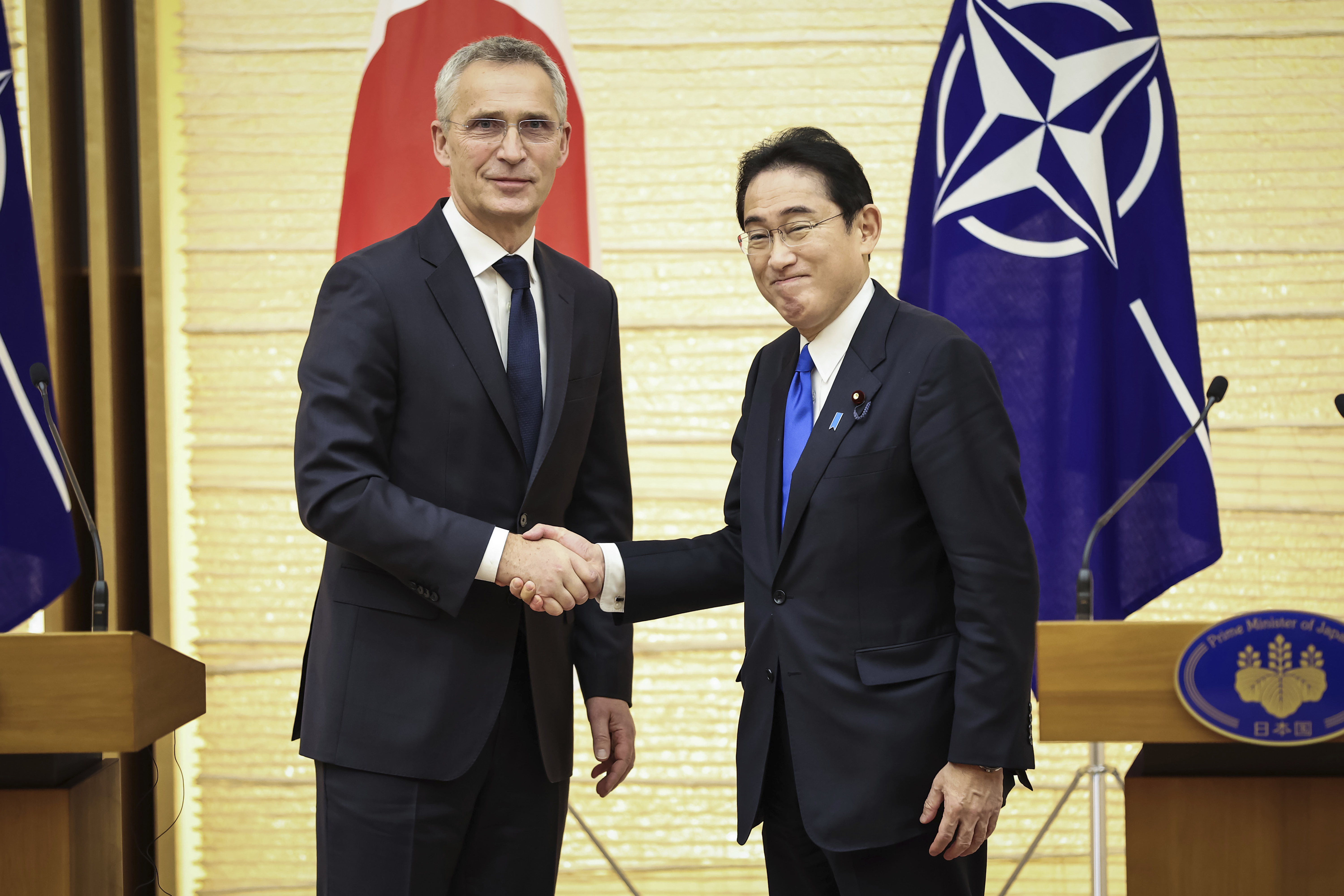 El secretario general de la OTAN Jens Stoltenberg (i) con el primer ministro japonés Fumio Kishida en Tokio 